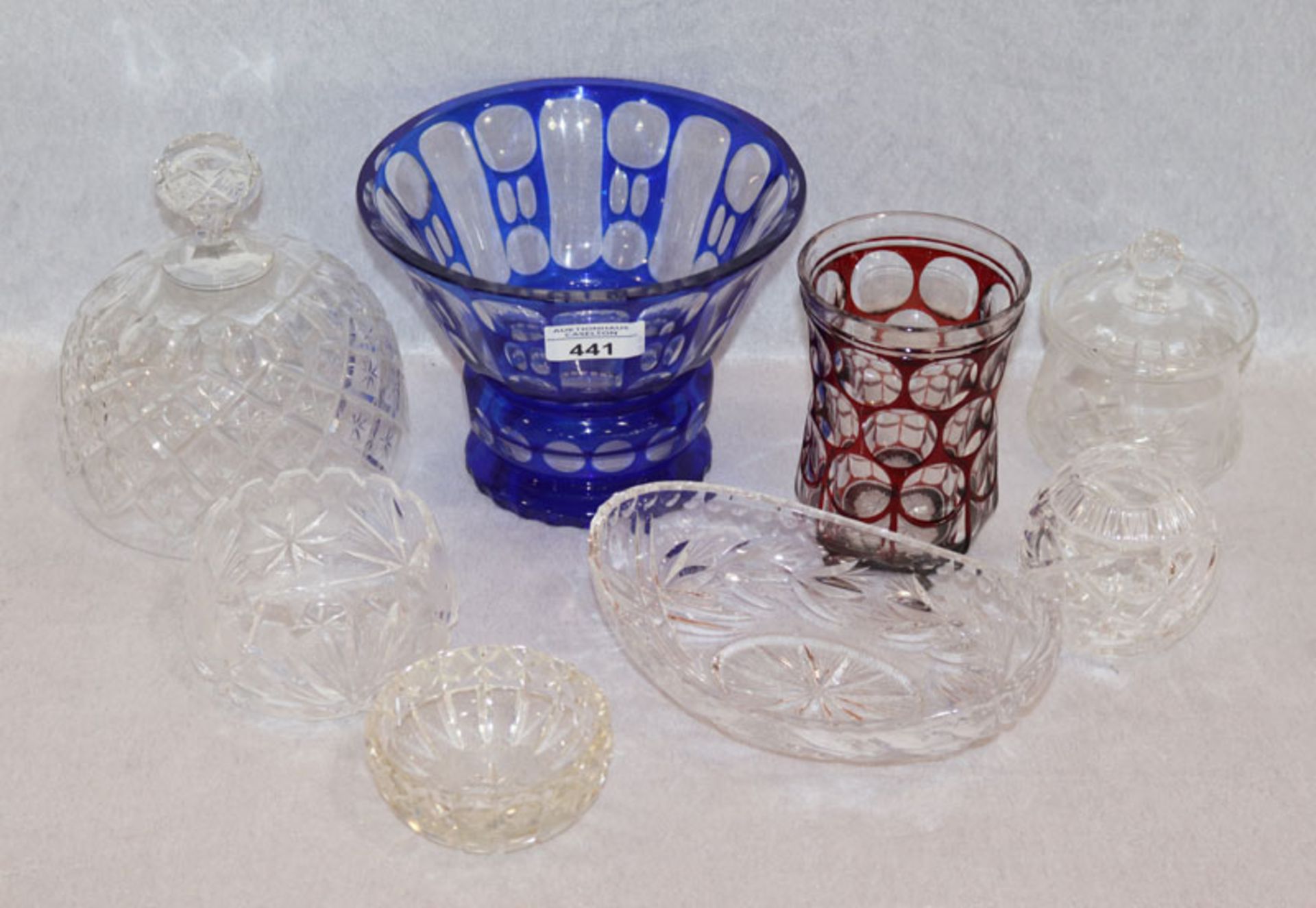 Glas-Konvolut: Schale mit blauem Dekor, H 13 cm, D 18 cm, Becher mit rotem Dekor, H 13 cm, D 9 cm,