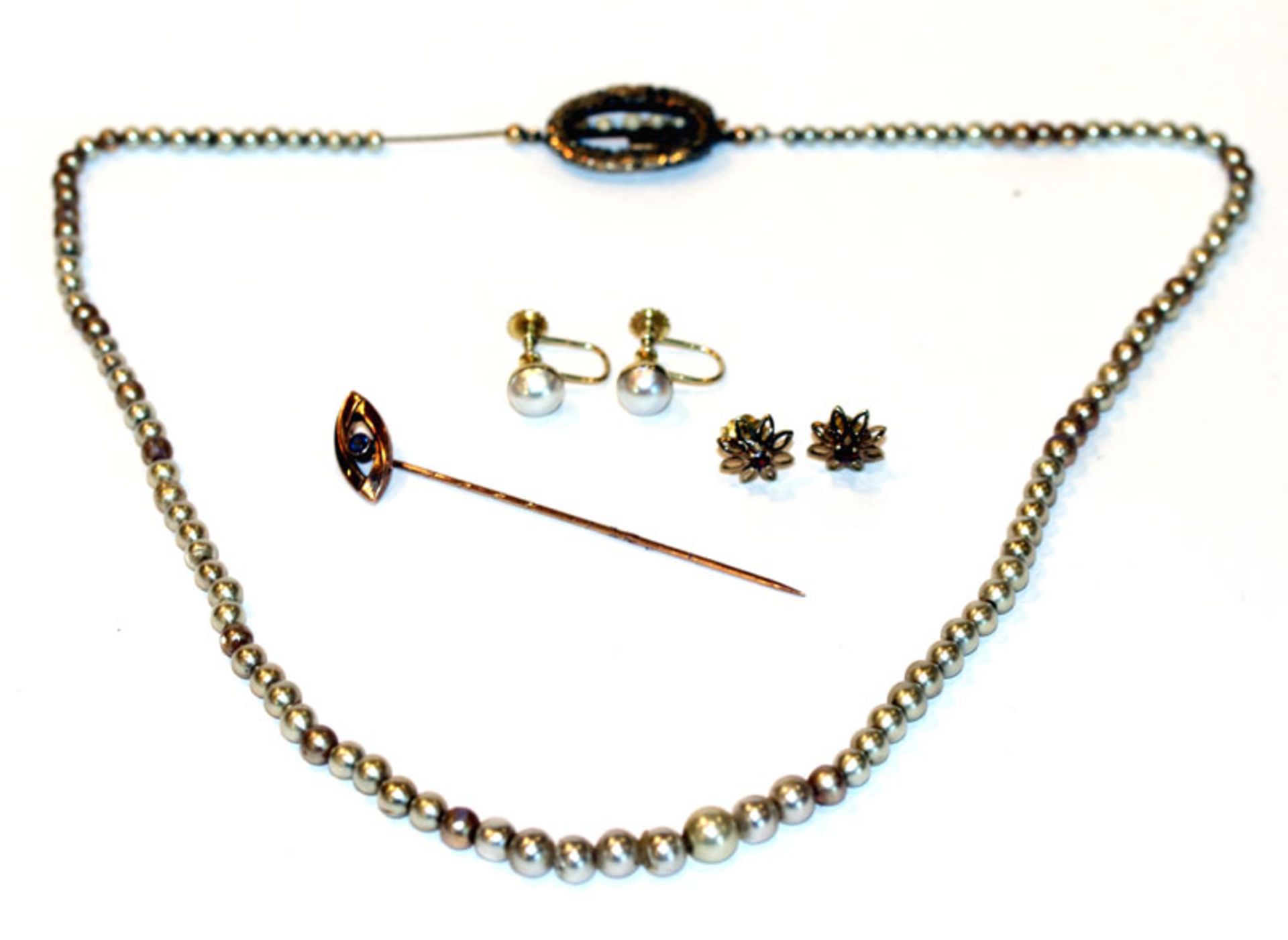 Schmuck-Konvolut, 8k und 14 k, Reviernadel, Paar Ohrstecker, Paar Ohrringe zum Schrauben, und