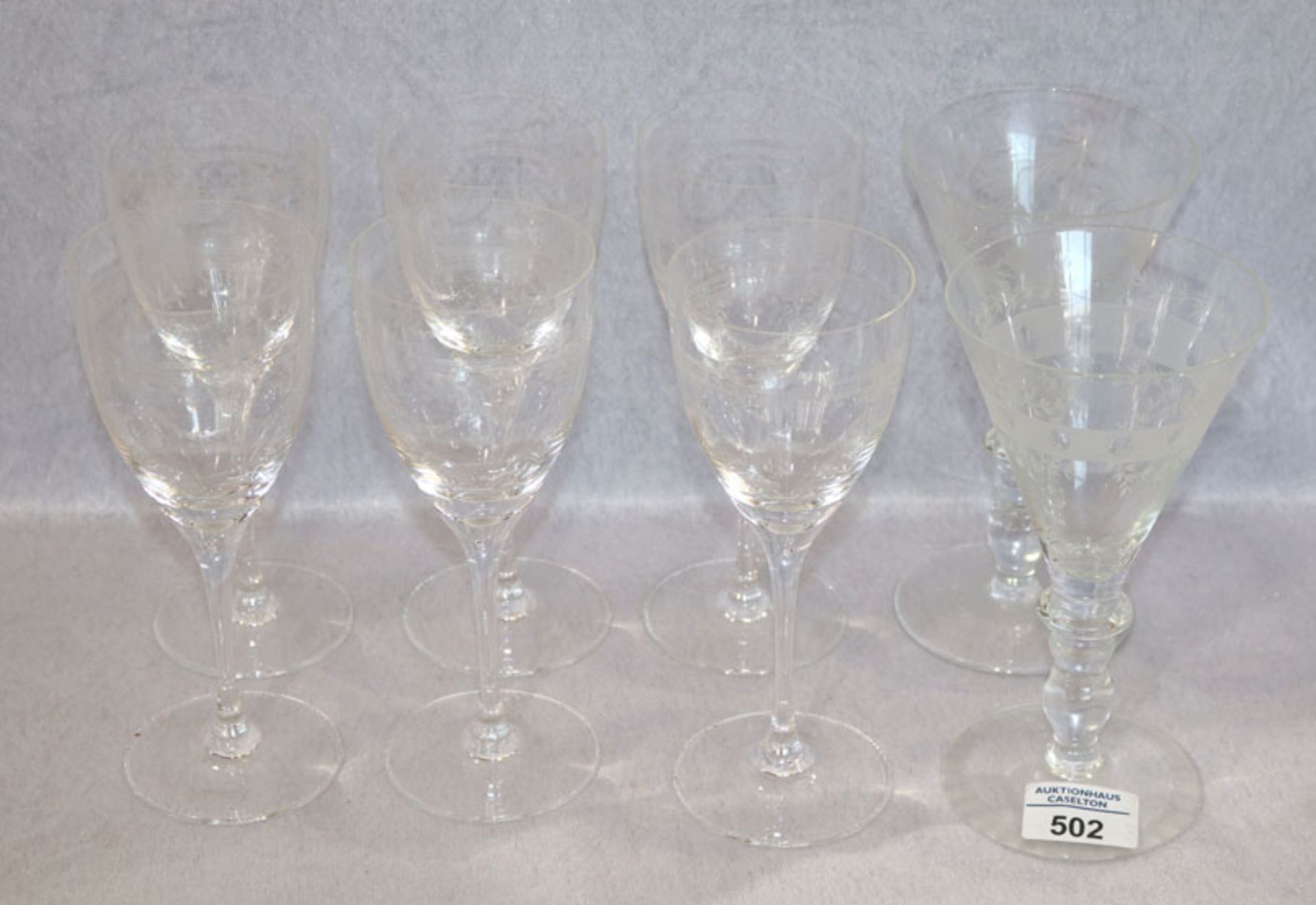 6 Weingläser mit geätztem Dekor, H 19 cm, und 2 Kelchgläser mit verschiedenen Schliffdekoren, H 19