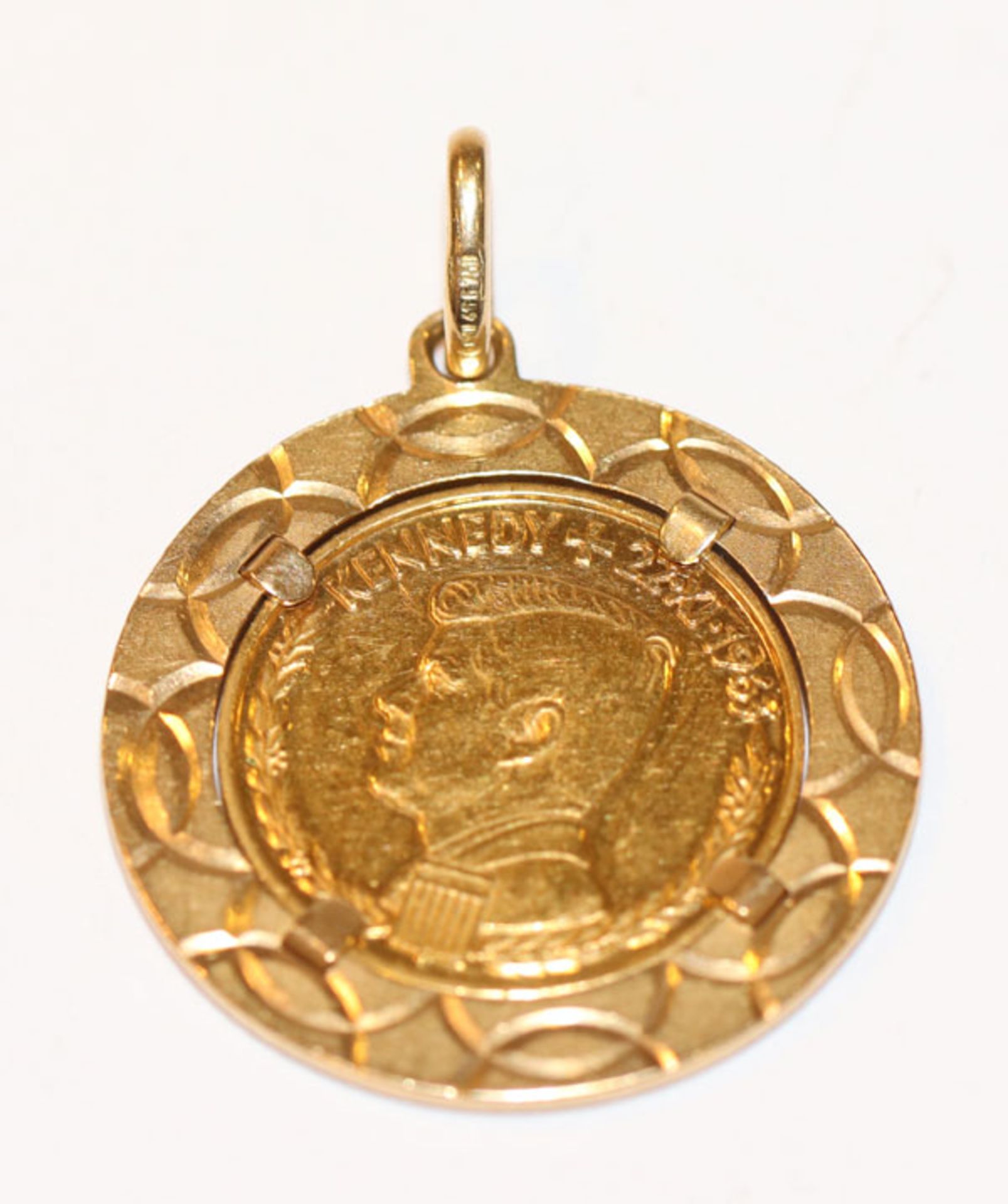 Anhänger: 23,5 k Kennedy-Medaille in 18 k Gelbgold Fassung, D 3 cm