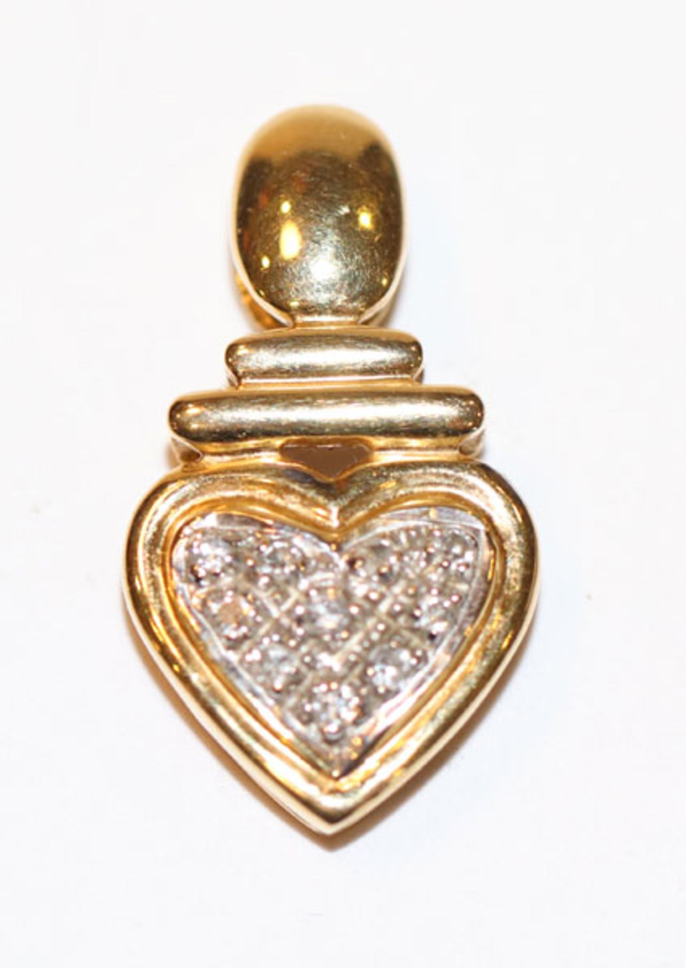 18 k Gelbgold Anhänger in Herzform mit 0,10 ct. Diamanten, in Weißgold gefaßt, L 2 cm, 3 gr.