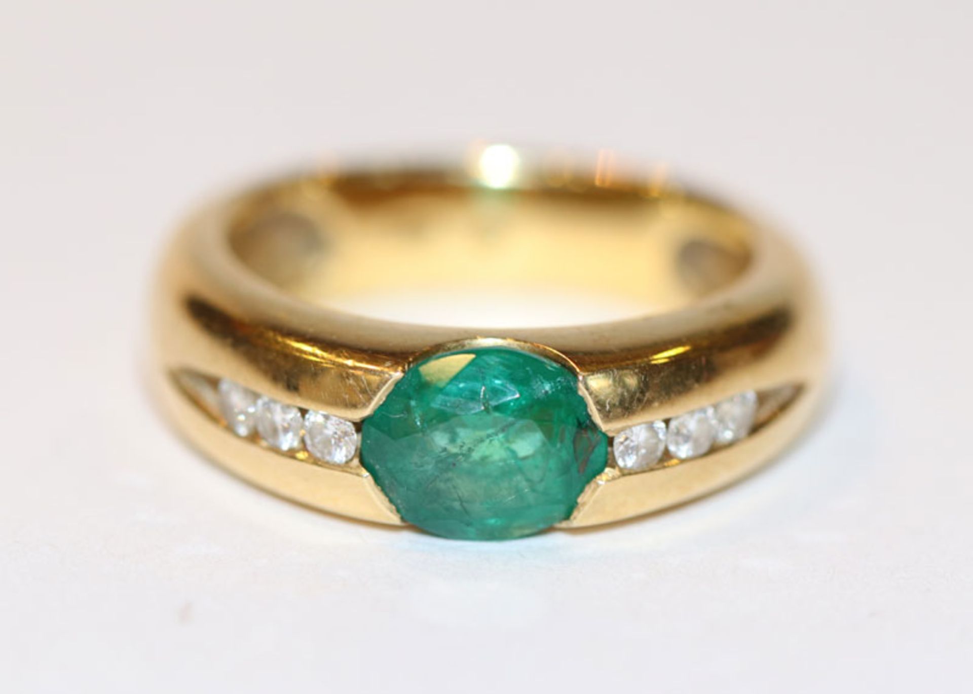 18 k Gelbgold Ring mit Smaragd und 6 Diamanten, Gr. 55, 9,7 gr.