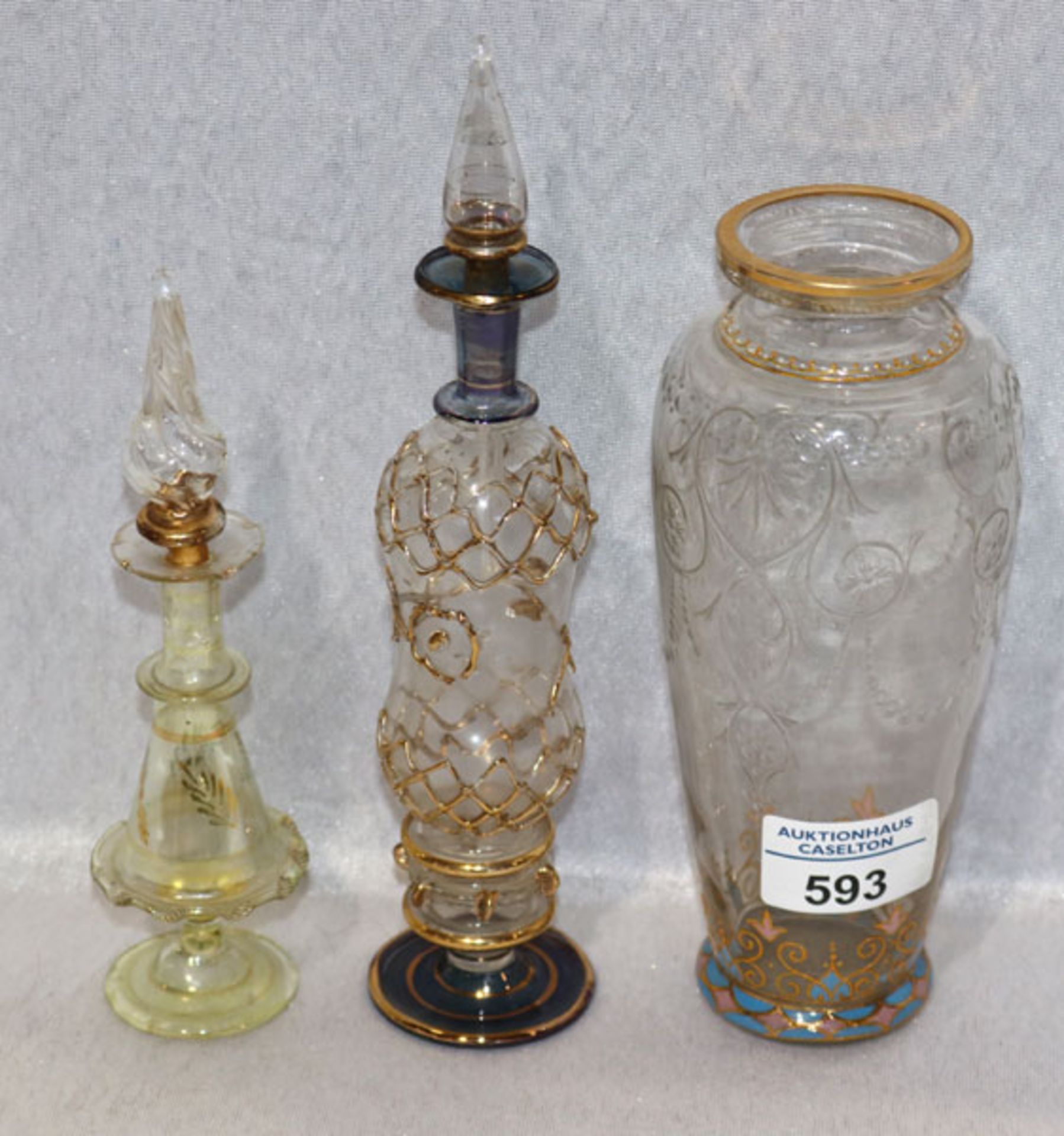 2 dekorative Glas Parfümflakons, H 16/21,5 cm, und Glasvase mit Emailmalerei, H 18 cm, Goldrand