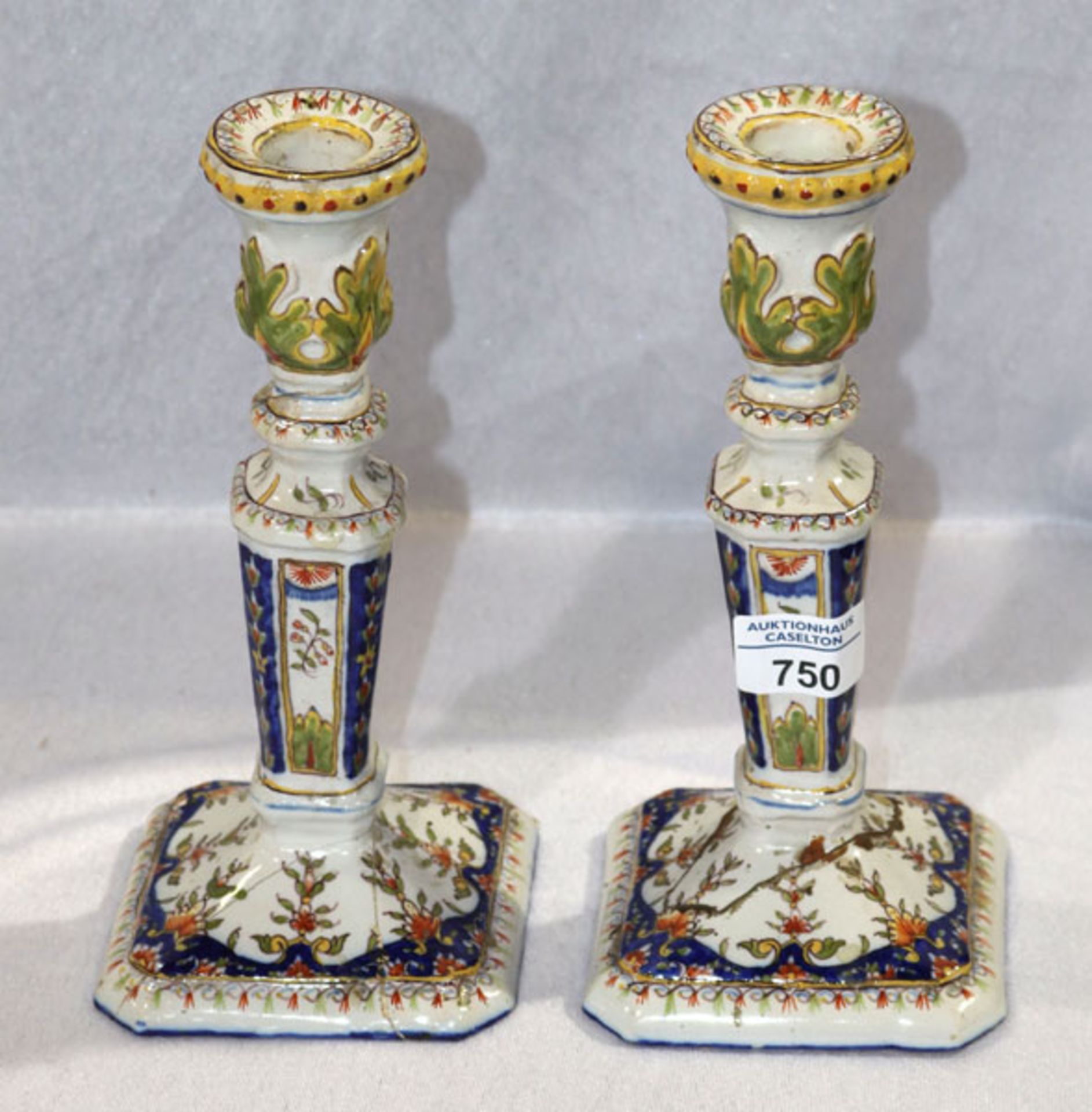 Paar Keramik Kerzenleuchter mit Floraldekor, H 23 cm, beschädigt und geklebt