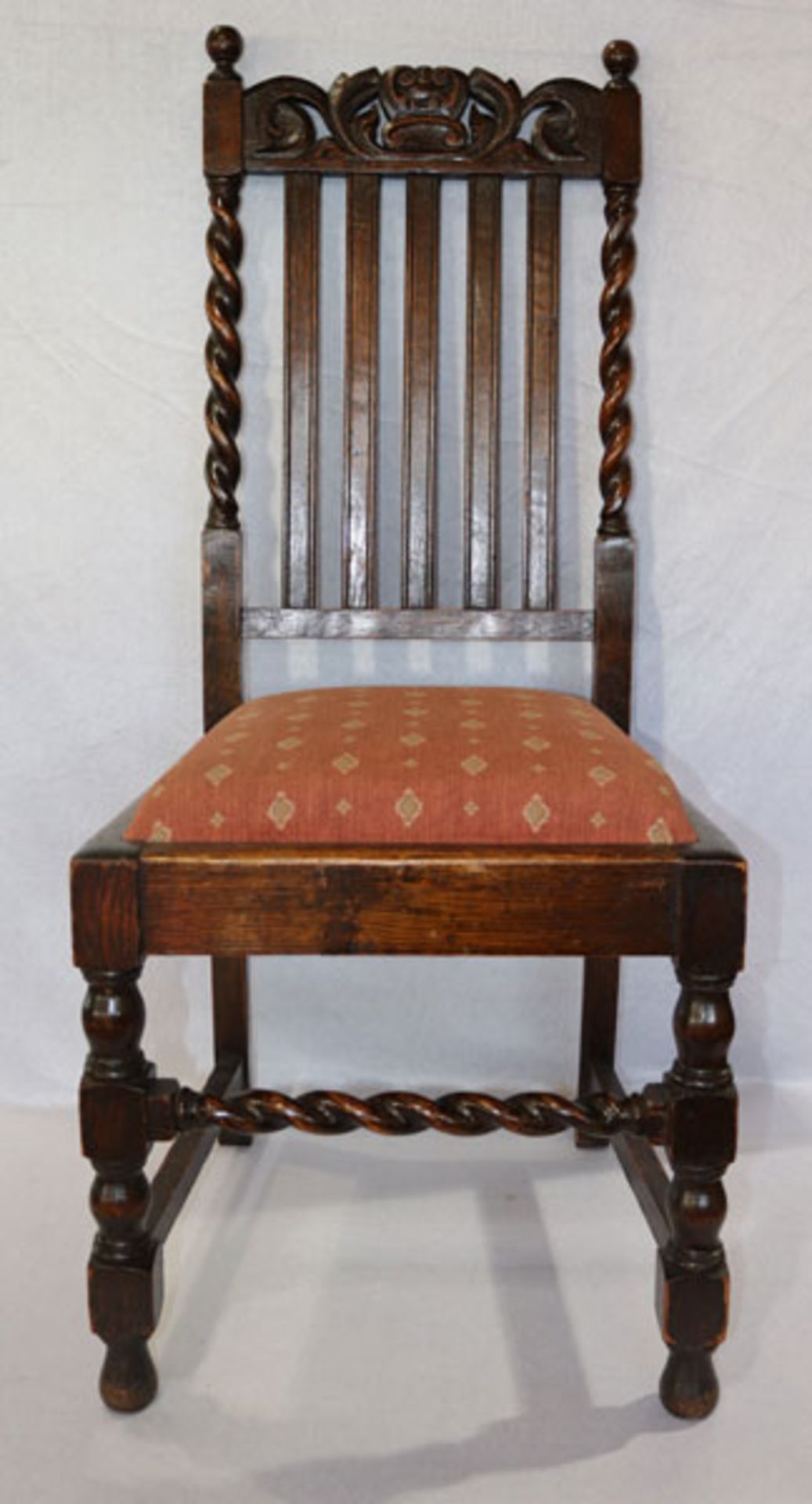4 englische Stühle, Eiche, gedrechselte Beine, Sitz gepolstert und altrose bezogen, H 105 cm, B 46