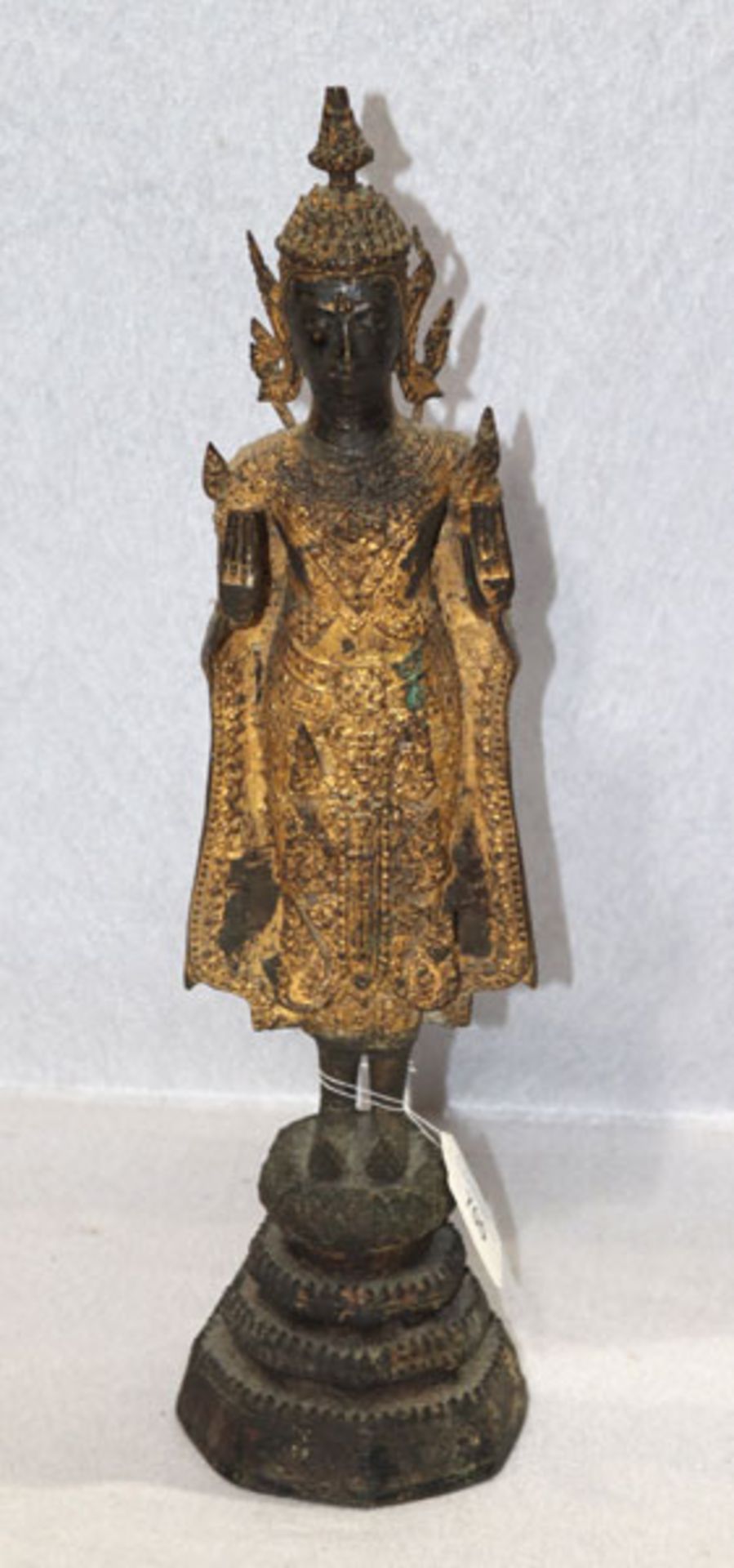 Metallguß Figurenskulptur 'Stehender Buddha', beide Hände im Gestus der Schutzverheißung erhohen,