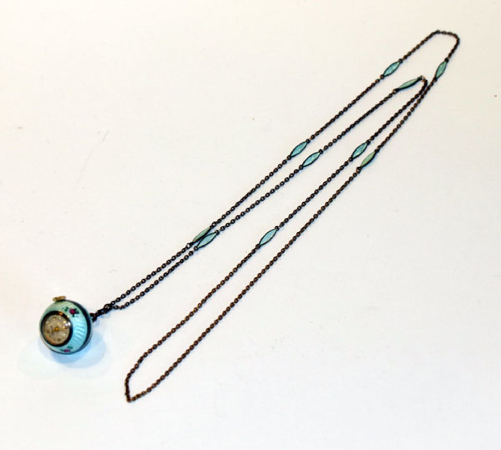 Silber Anhängeruhr, hellblau mit Rosendekor emailliert, intakt, an passender Kette, L 82 cm