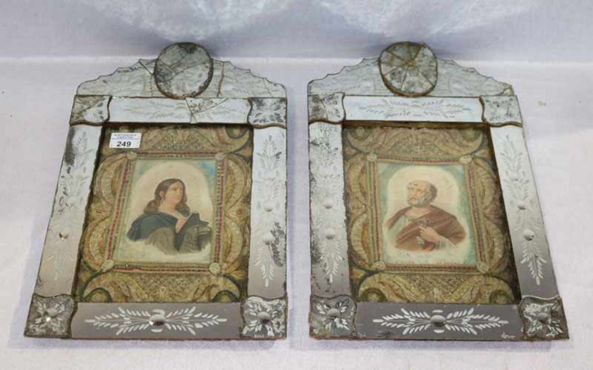 2 Klosterarbeiten 'Johannes der Evangelist' und 'Petrus', beide mit Goldfadenstickerei unter Glas in