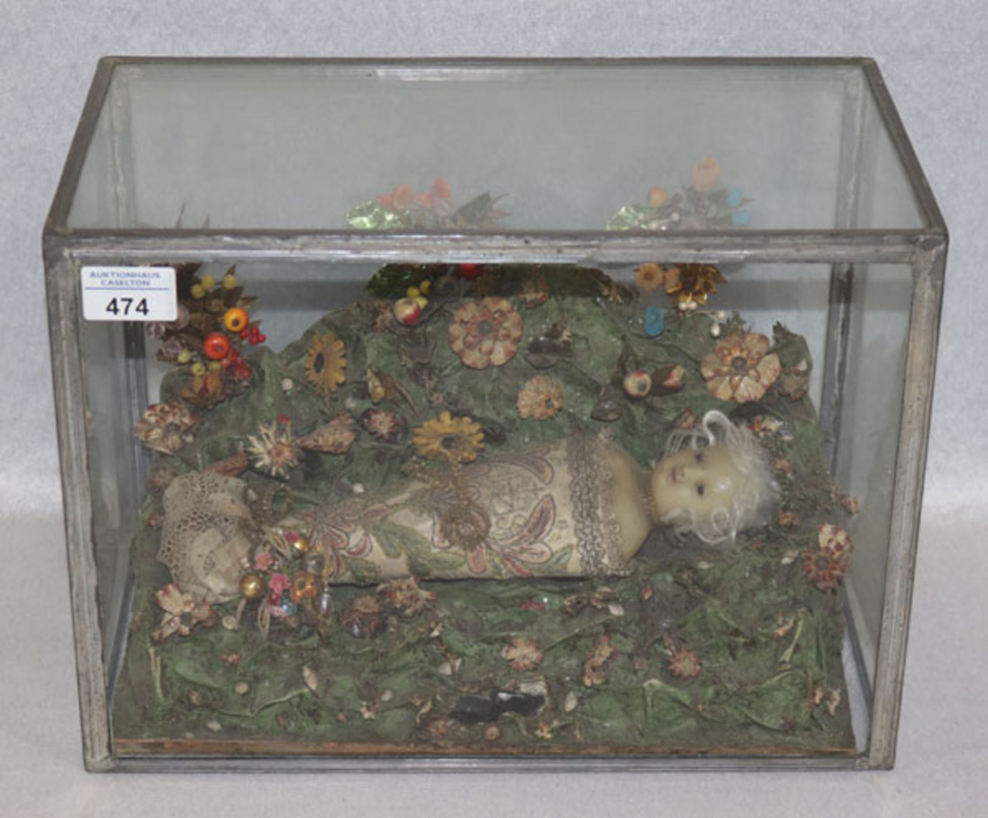 Wachs-Fatschenkindl mit Blumenverzierungen in bleiverglastem Kasten, um 1900, H 27 cm, B 37 cm, T 21