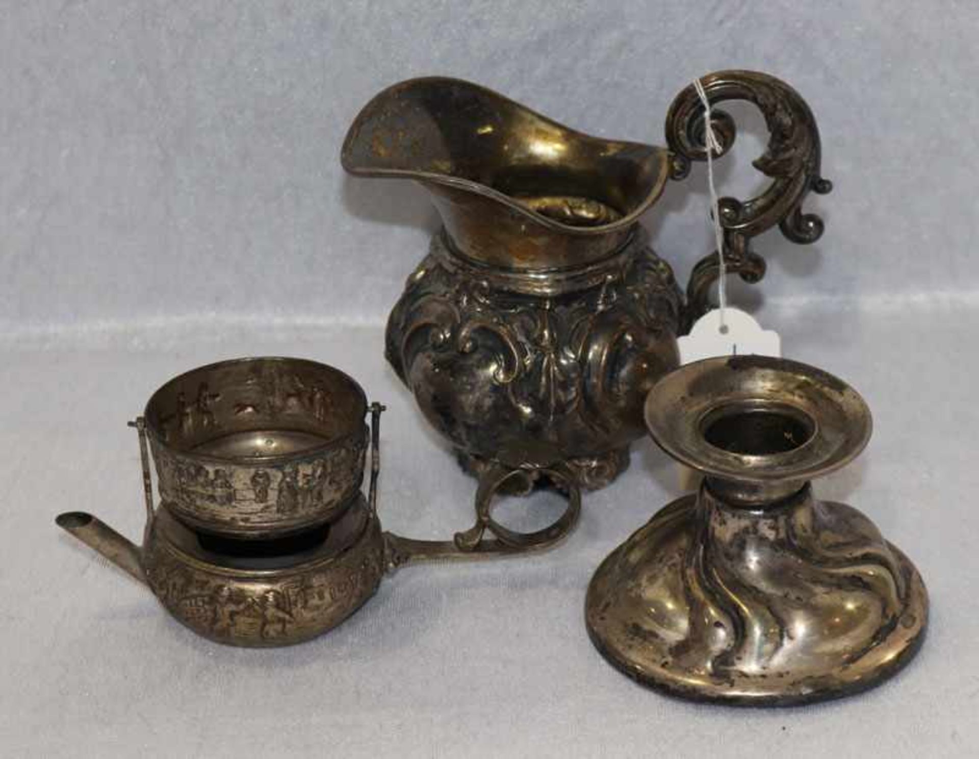 Silber-Konvolut: Kerzenleuchter, 835 Silber, H 6 cm, 12 Lot Milchkännchen mit Reliefdekor, H 12
