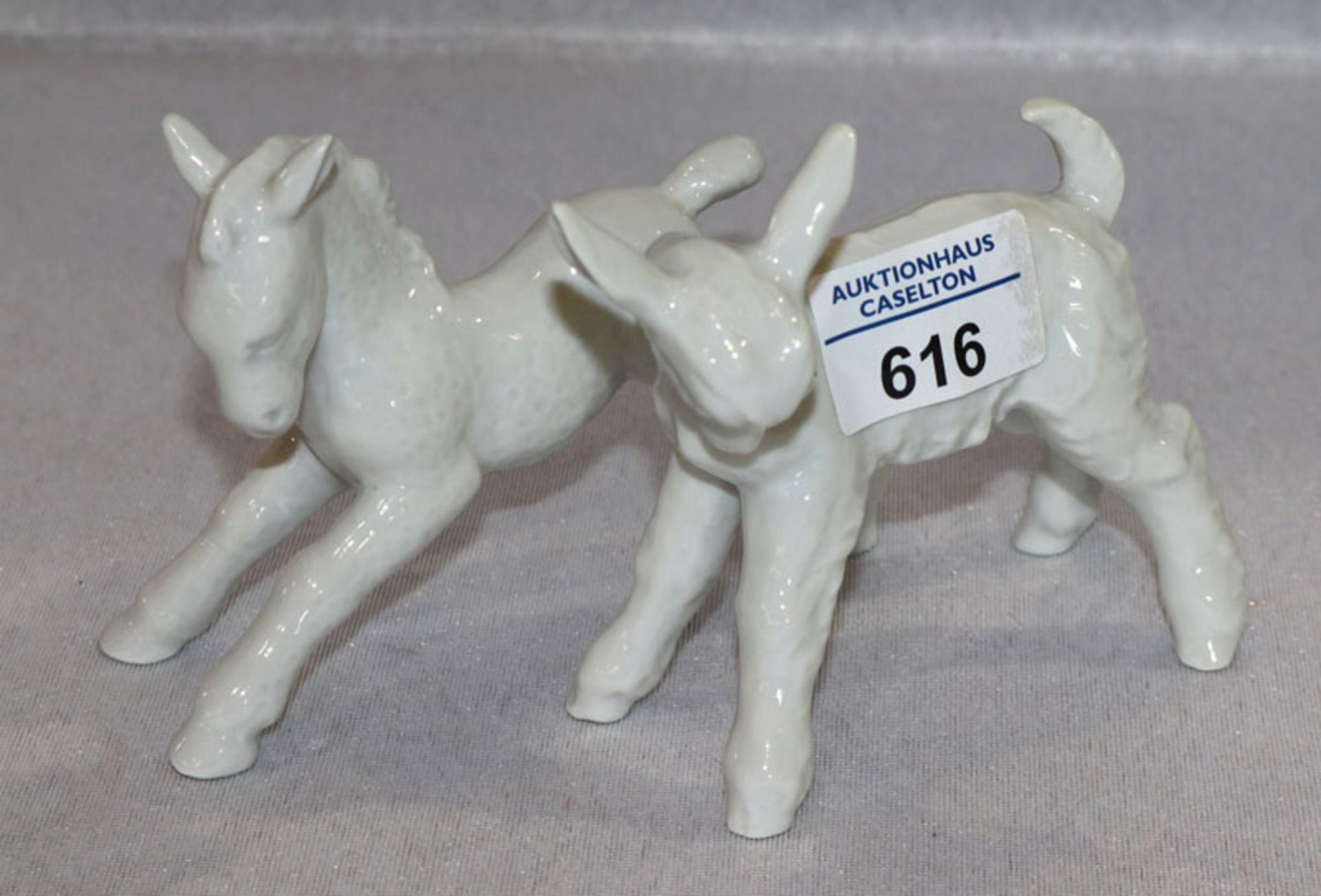 2 Schaubach Kunst Porzellan 'Pony' und 'Kitz', weiß glasiert, H 10/10,5 cm