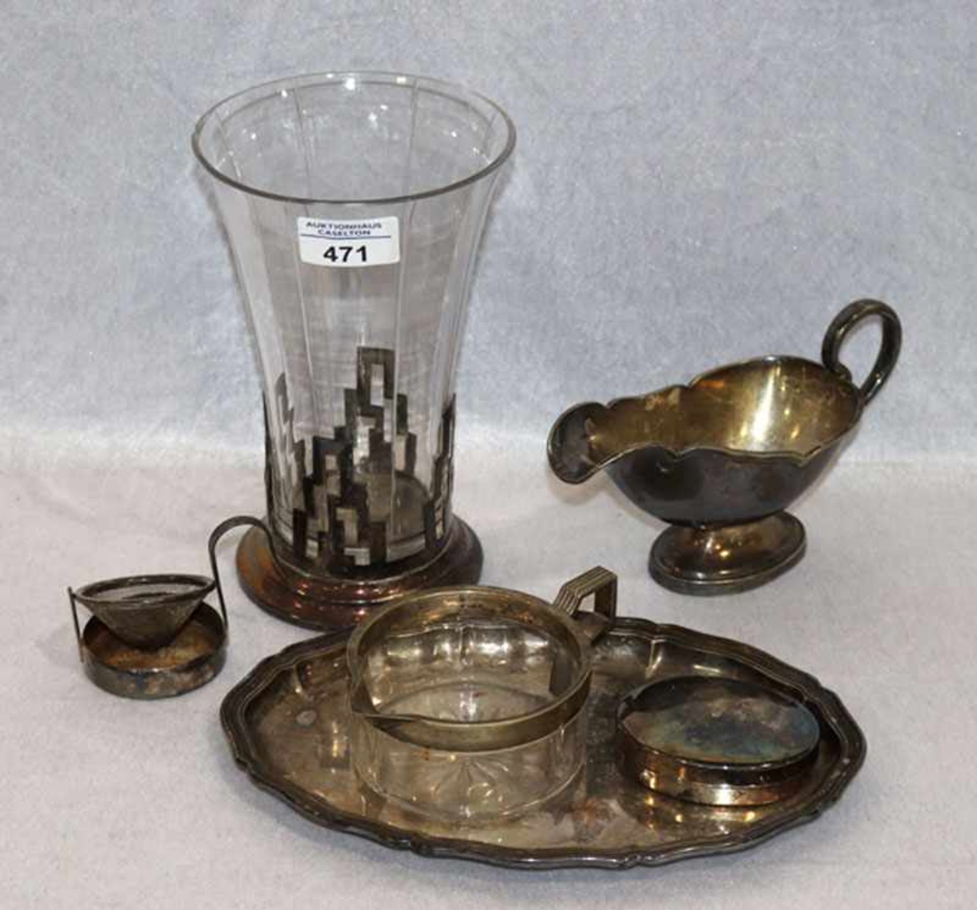 Konvolut: Sauciere, H 10 cm, Teesieb, H 6 cm, Henkelkännchen mit Glas, H 5 cm, Tablett, L 25 cm, B