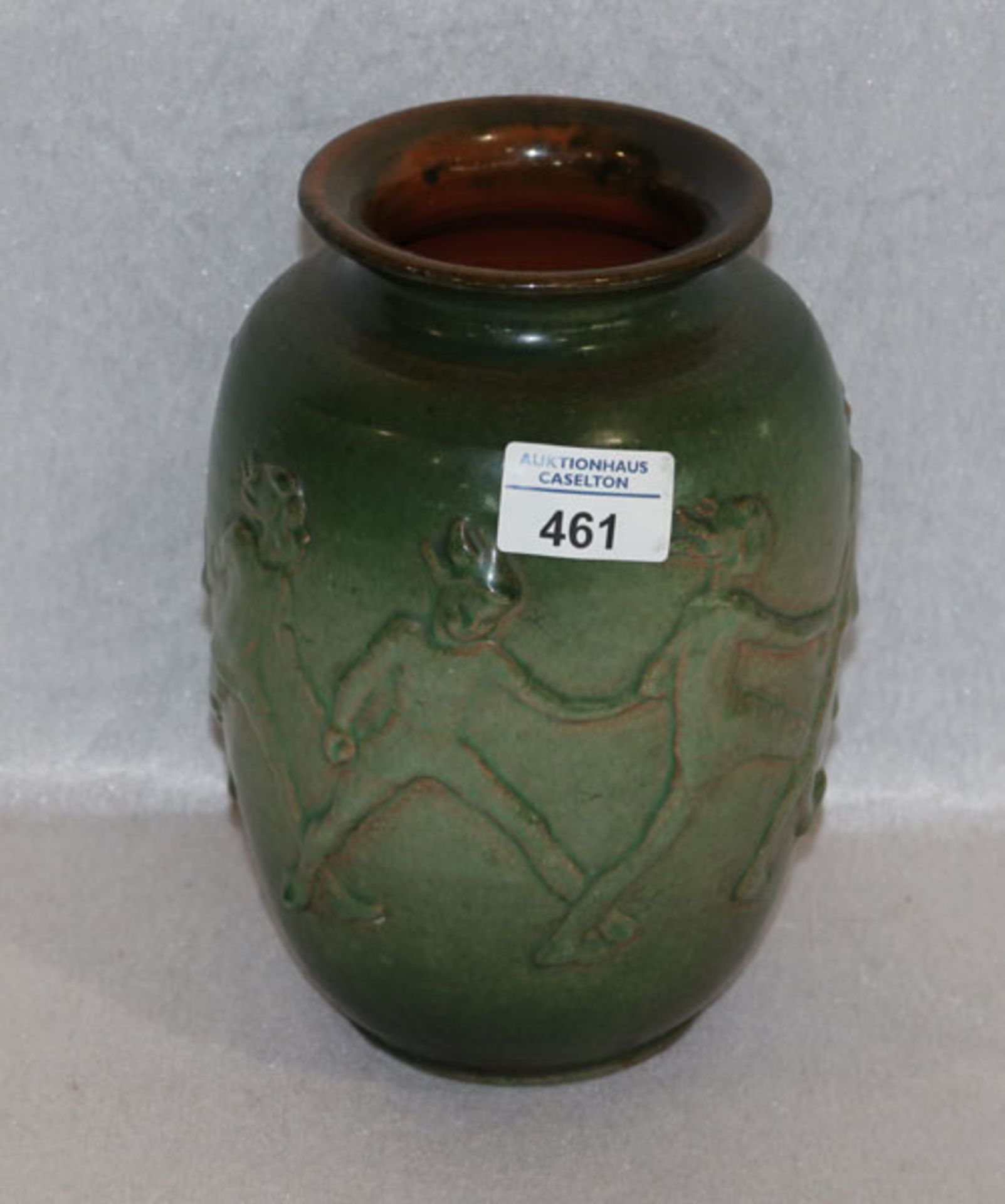 Keramik Vase mit reliefiertem figürlichem Dekor, grün glasiert, H 22 cm, D 16 cm, Gebrauchsspuren