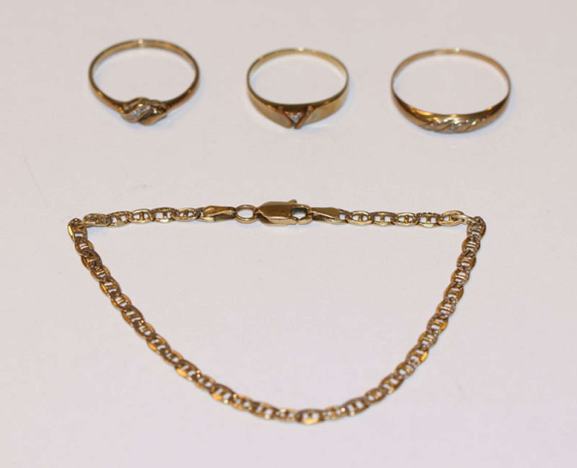 8 k Gelbgold Armband, L 17 cm, und 3 Ringe, zus. 7,6 gr.
