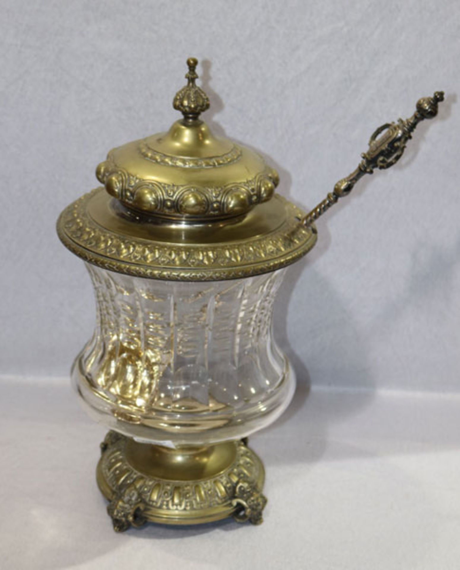Glasbowle mit Schliffdekor und Metallmontierung mit Restversilberung, um 1890, H 45 cm, D 25 cm, und