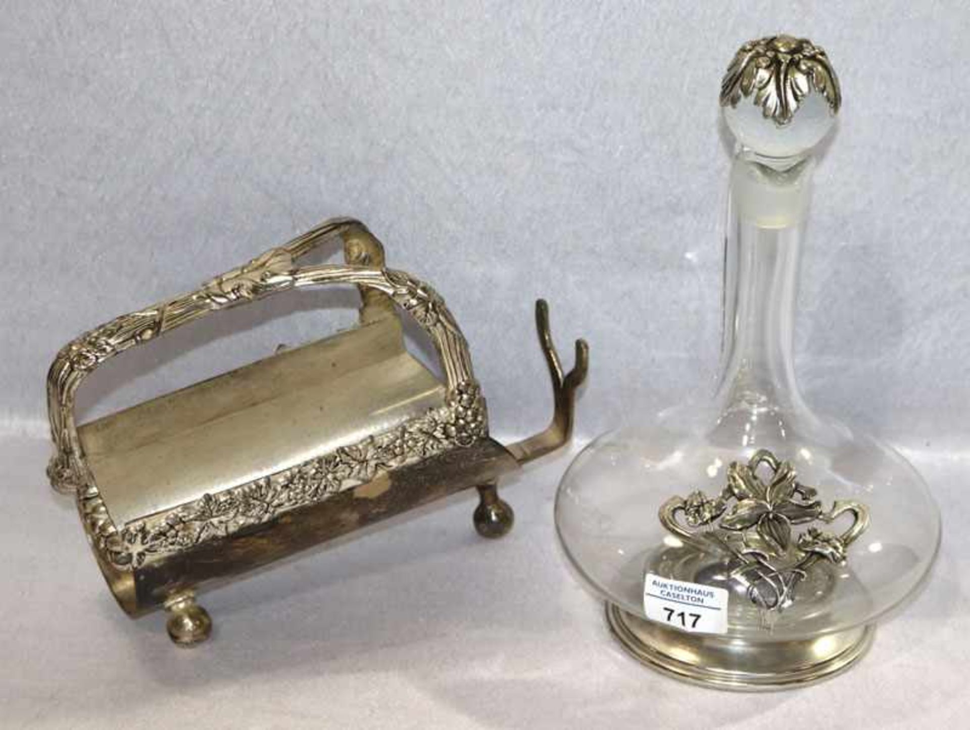 Glas Weindekanter mit Zinndekor, H 30 cm, D 19 cm, und Weinflaschenständer mit Traubendekor, H 18