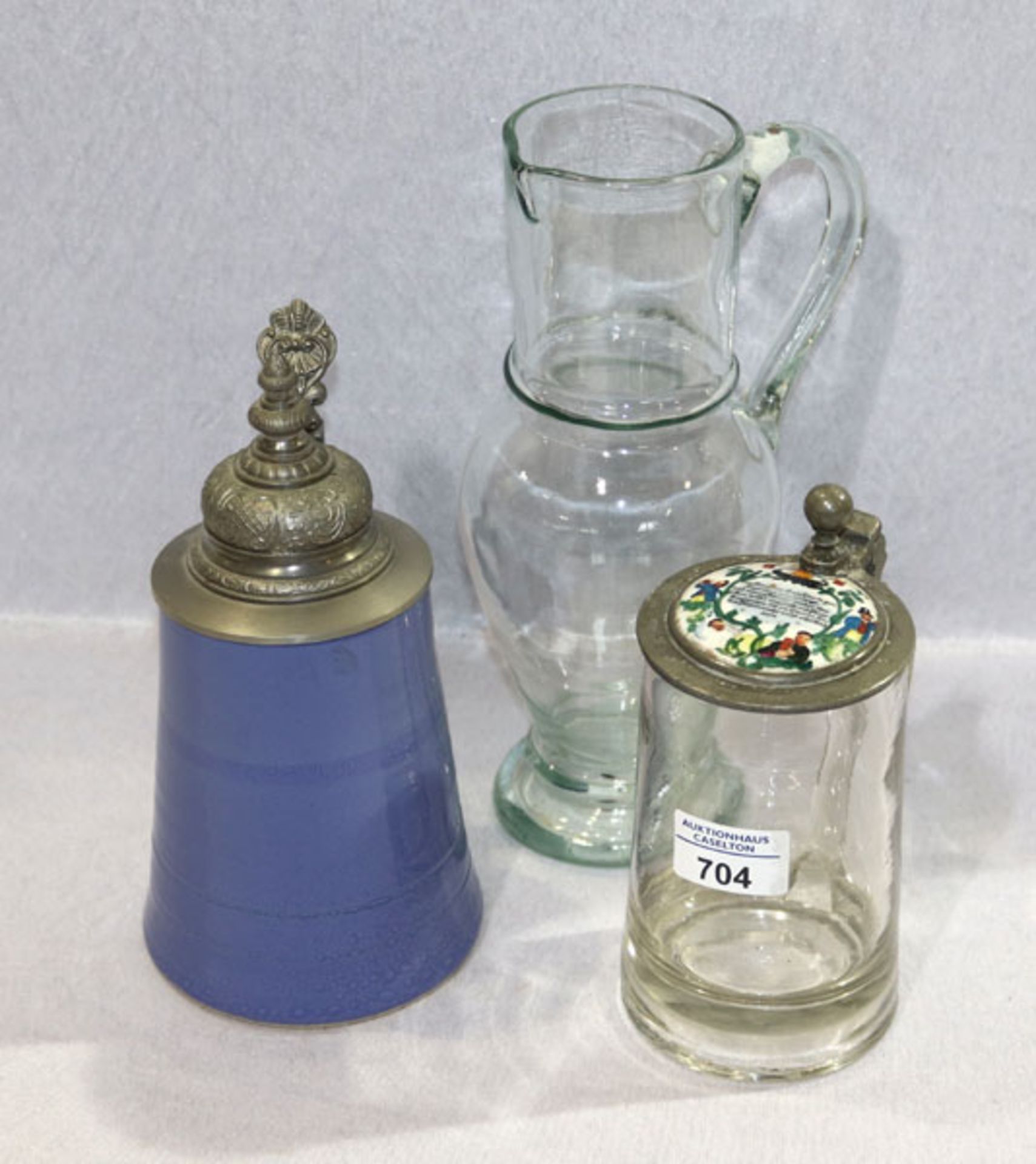 Konvolut: Glas Henkelkrug, H 26,5 cm, blauer Steingut Bierkrug mit Zinndeckel, H 22 cm, und Glas