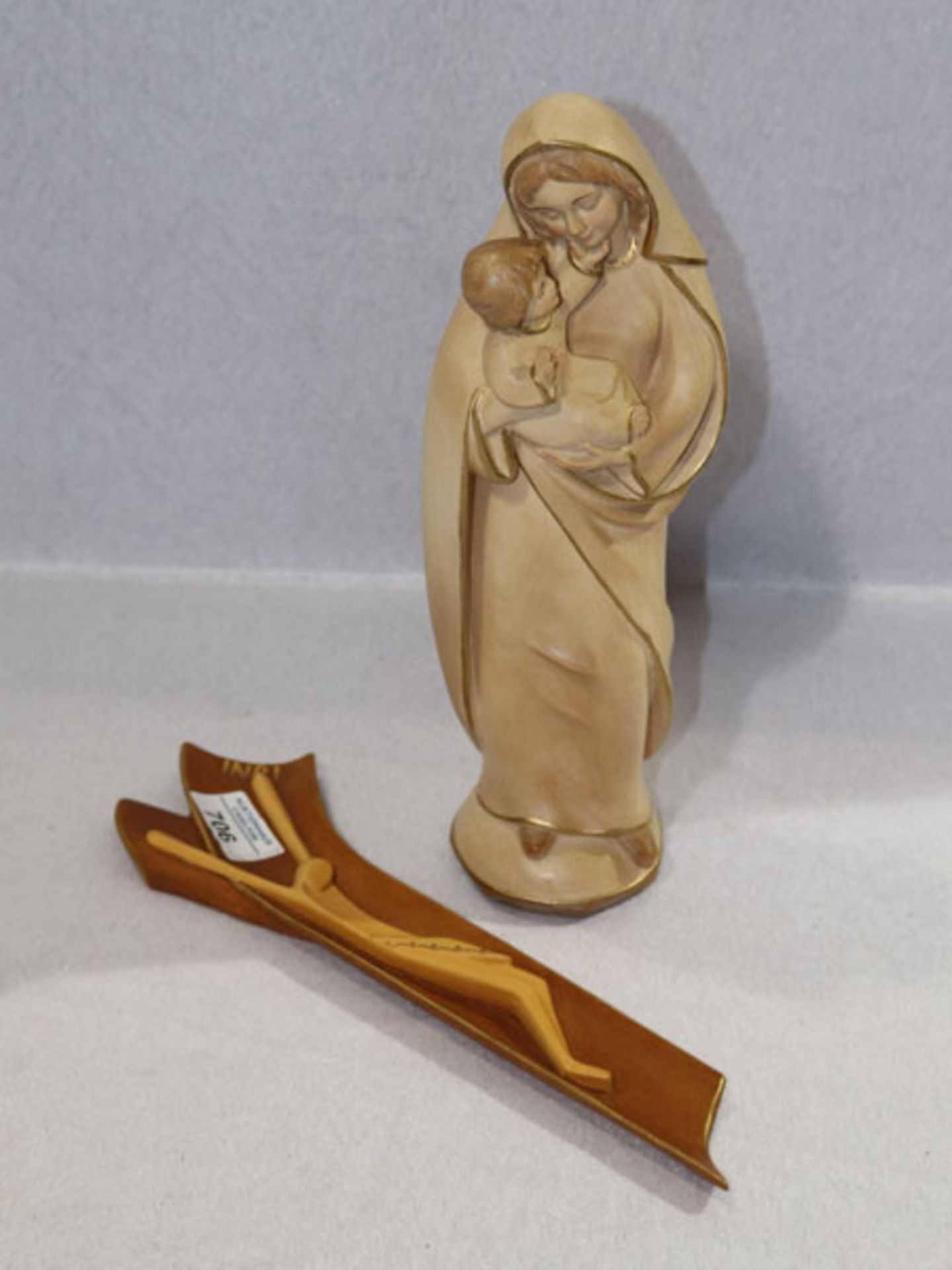 Holz Figurenskulptur 'Maria mit Kind', H 31 cm, und modernes Holzkreuz, H 29 cm