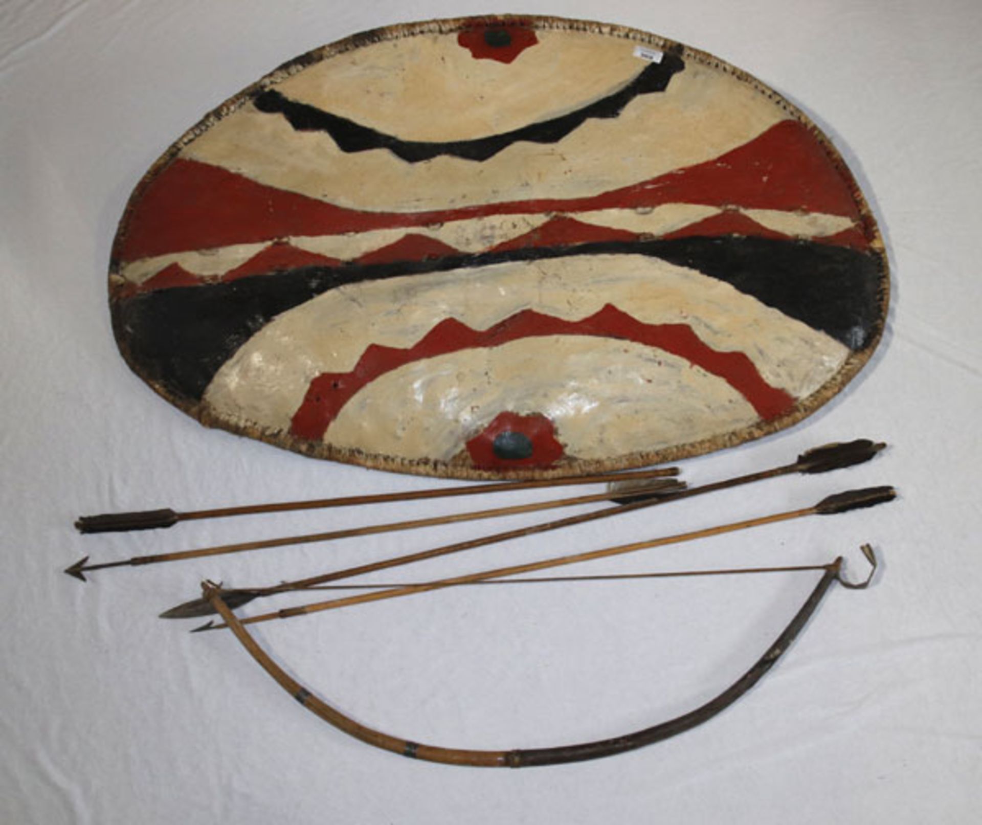 Massai Kriegerschild, Lederschild auf Holzrippe mit Griff, schwarz/rote Zeichnung auf heller