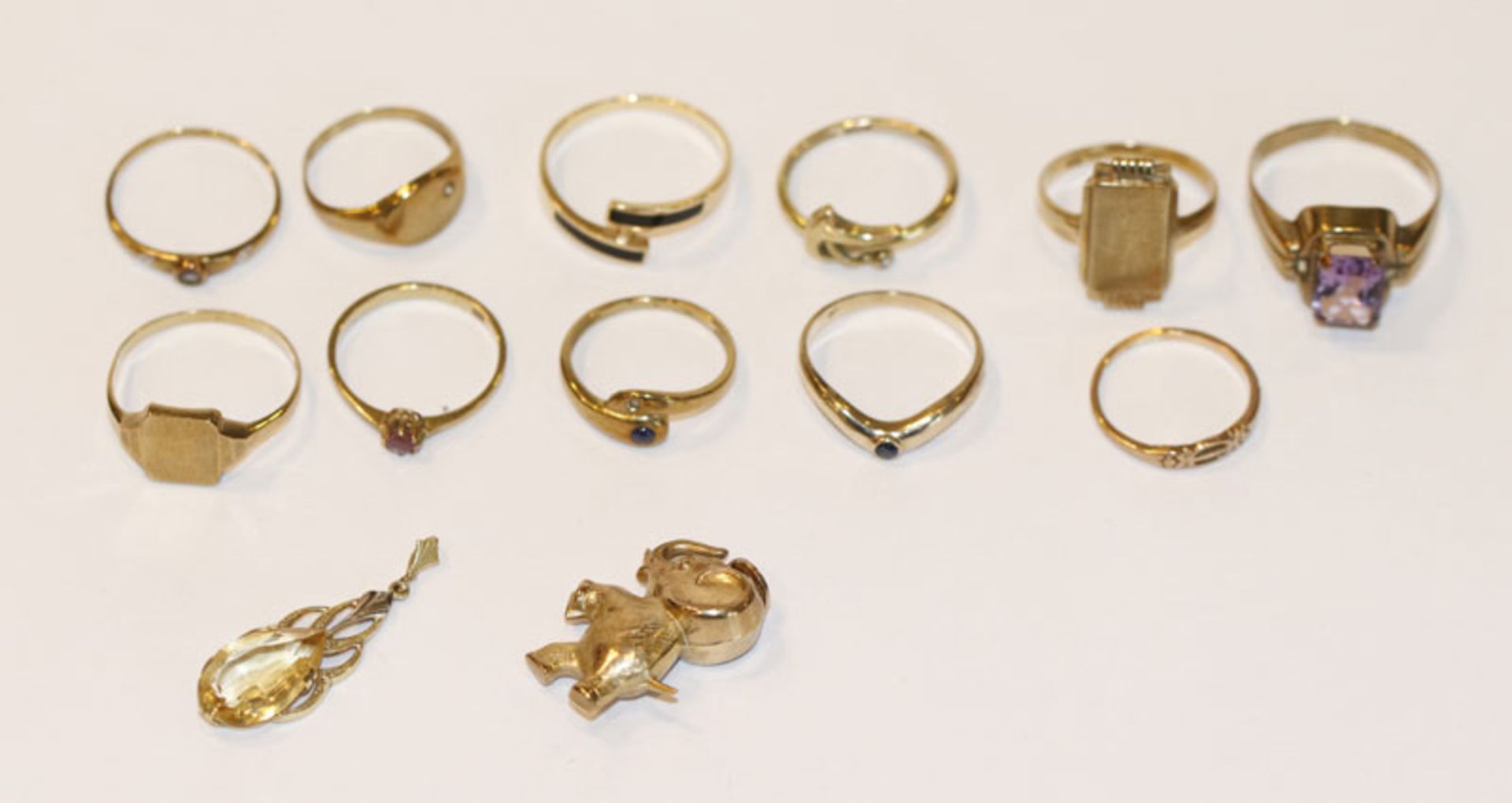 8 k Gelbgold Schmuck-Konvolut: 11 diverse Ringe und 2 Anhänger, 18,4 gr.