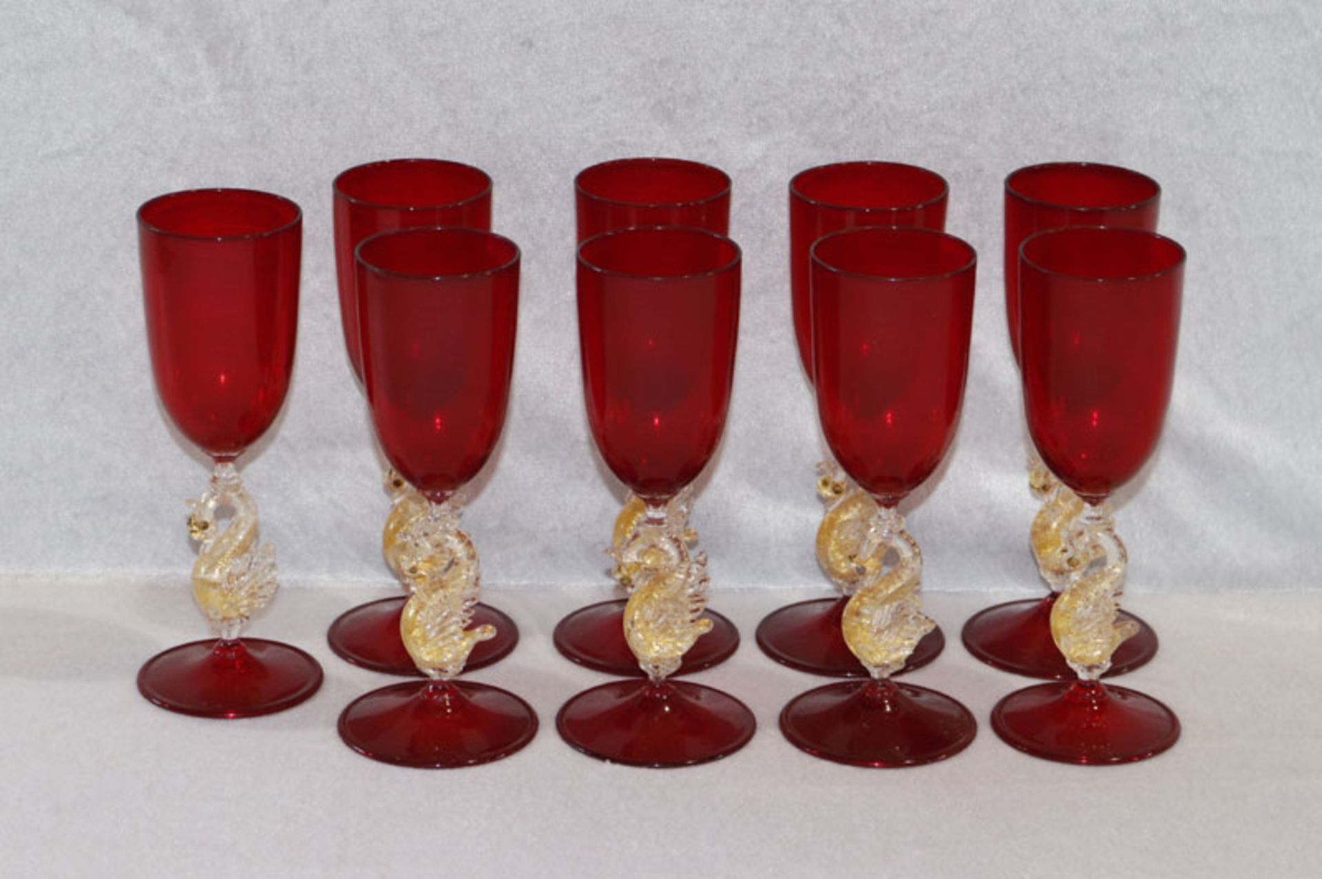 9 Murano Kelchgläser, rotes Glas, Stiel in plastischer Form eines Schwans mit Goldfluß, sehr