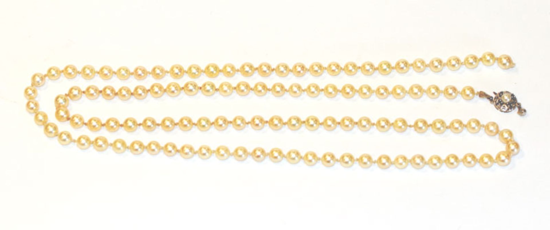 Perlenkette mit 14 k Weißgold Schließe mit Perle und 4 Safiren, L 100 cm, Tragespuren