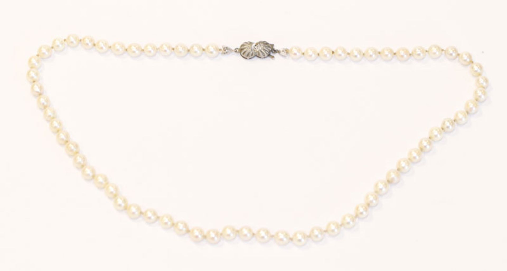 Perlenkette mit 8 k Weißgold Schließe, Perle fehlt, L 46 cm, Tragespuren