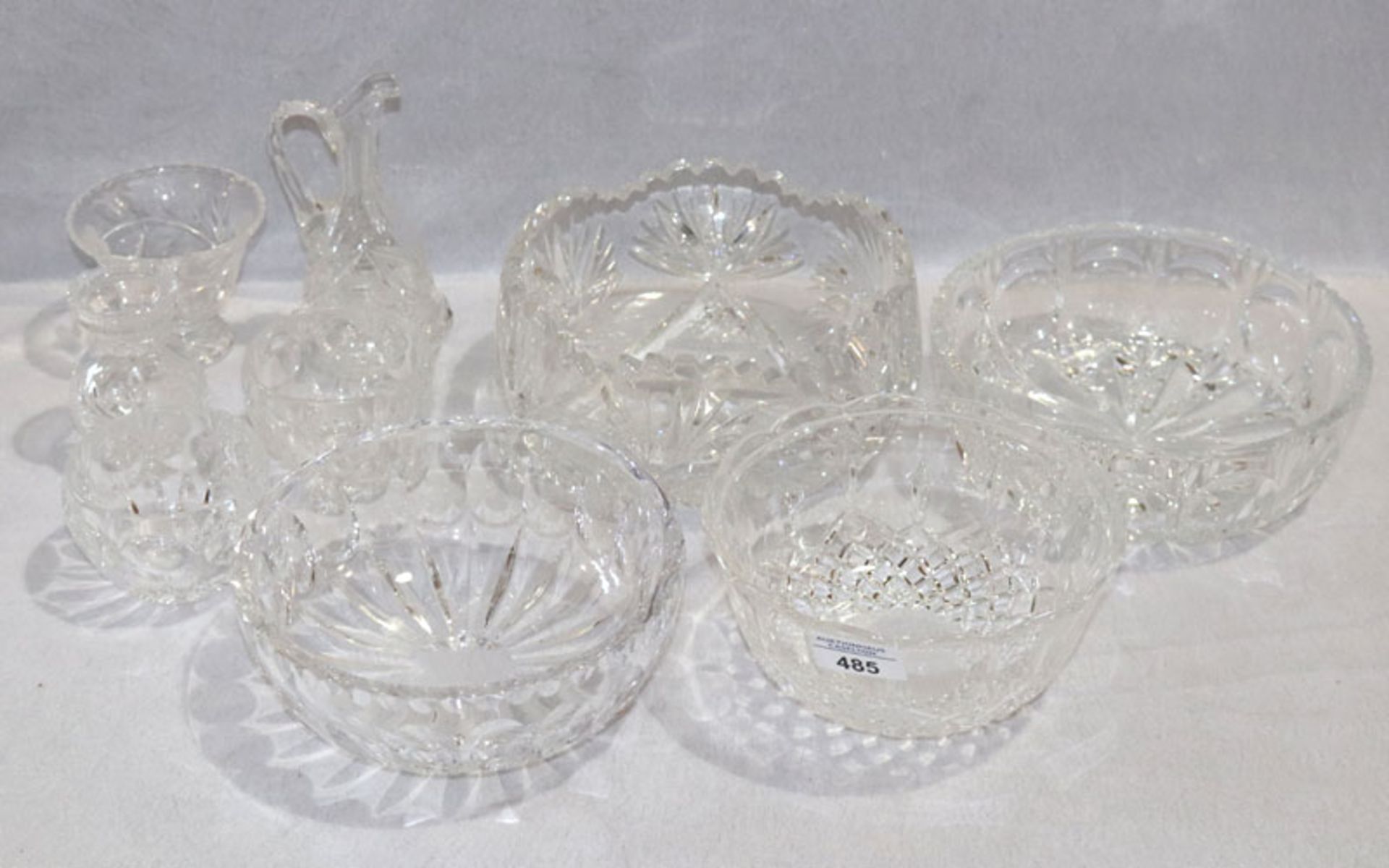 Glas-Konvolut: 6 diverse Schalen, 2 Vasen und Kännchen, verschiedene Größen, Gebrauchsspuren