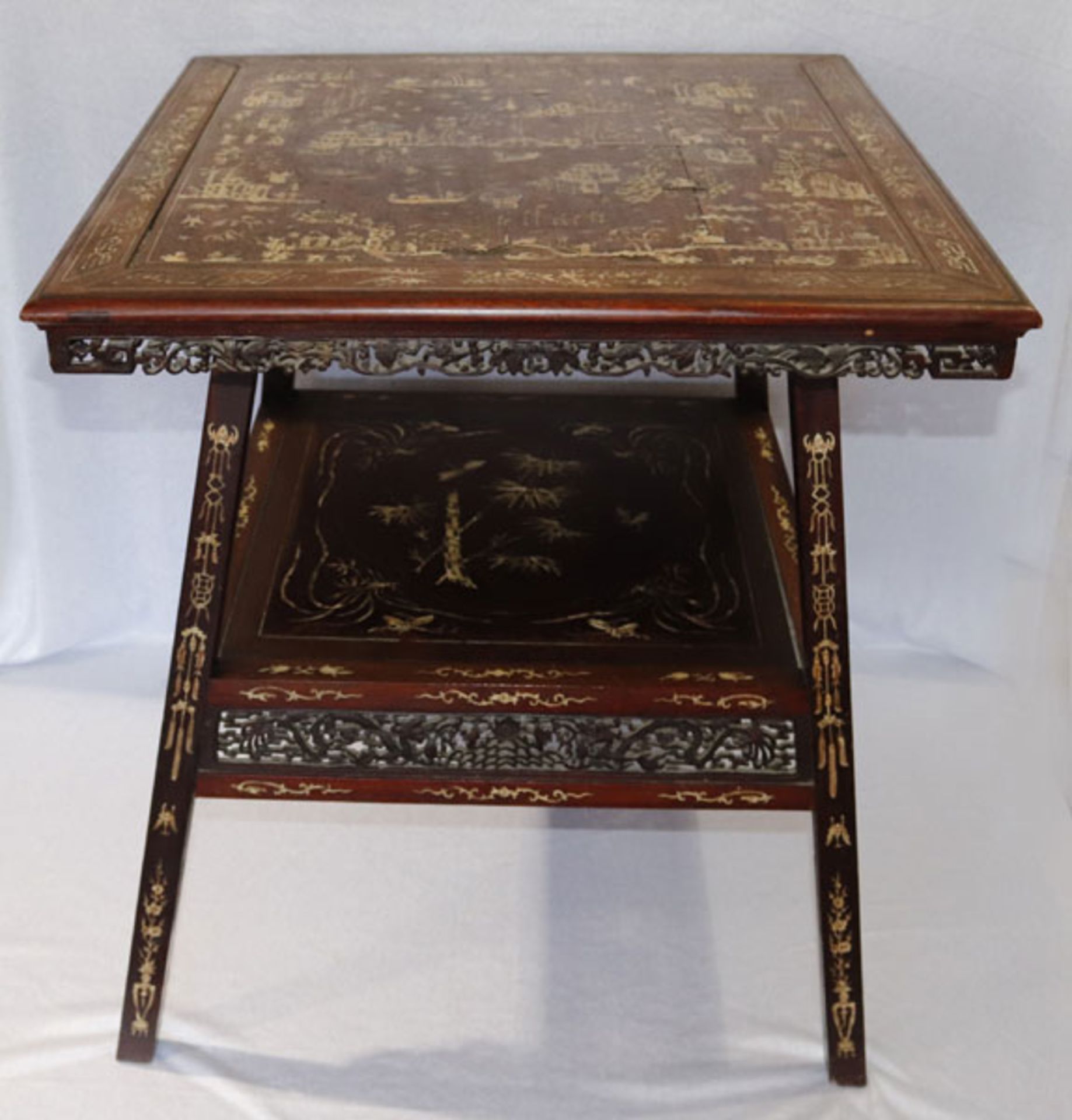 Dekorativer, asiatischer Tisch, Platte und Ablageboden mit feinen Beinintarsien, teils beschnitzt, H