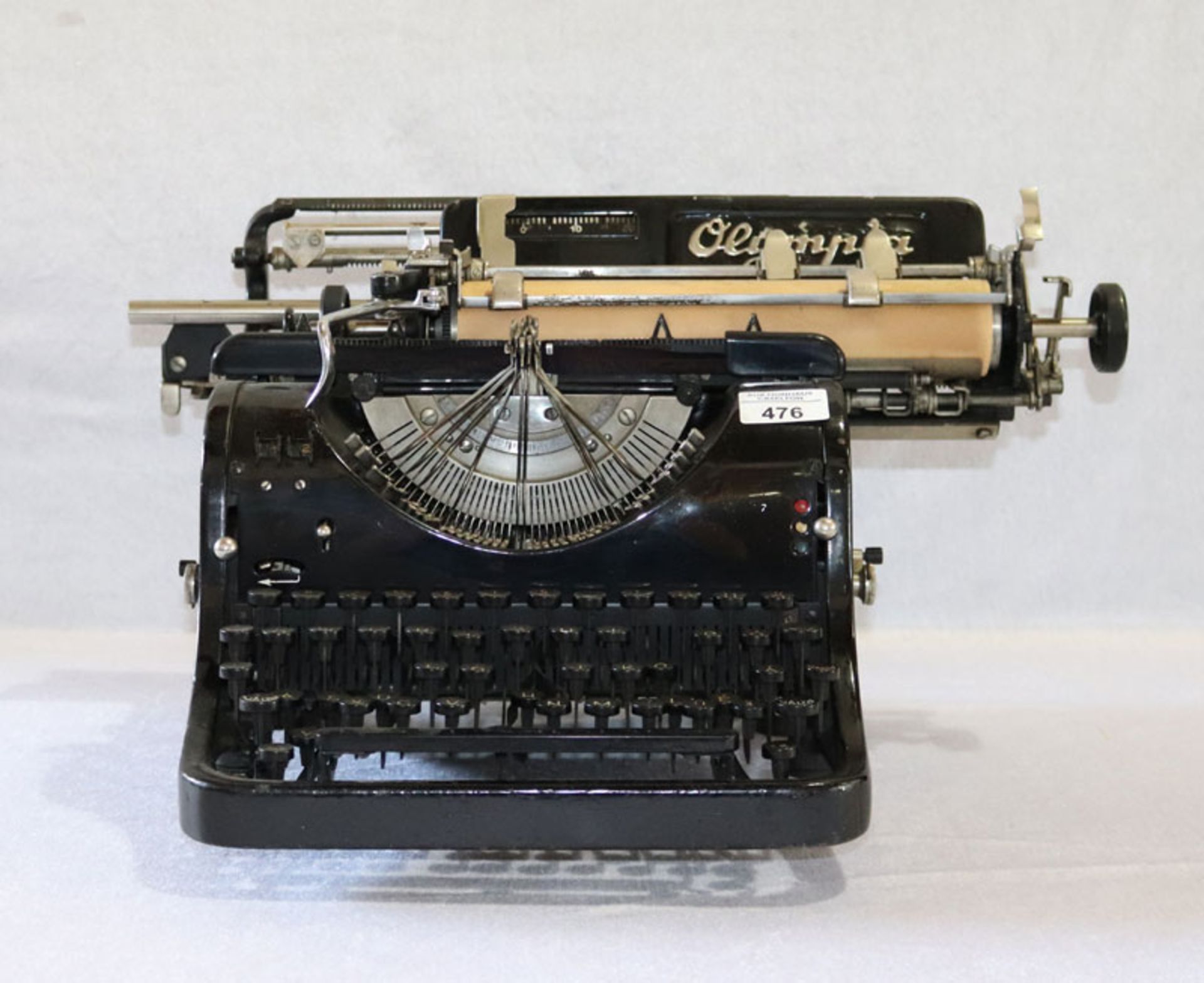 Olympia Schreibmaschine, Gebrauchs- und Altersspuren, H 26 cm, B 28 cm