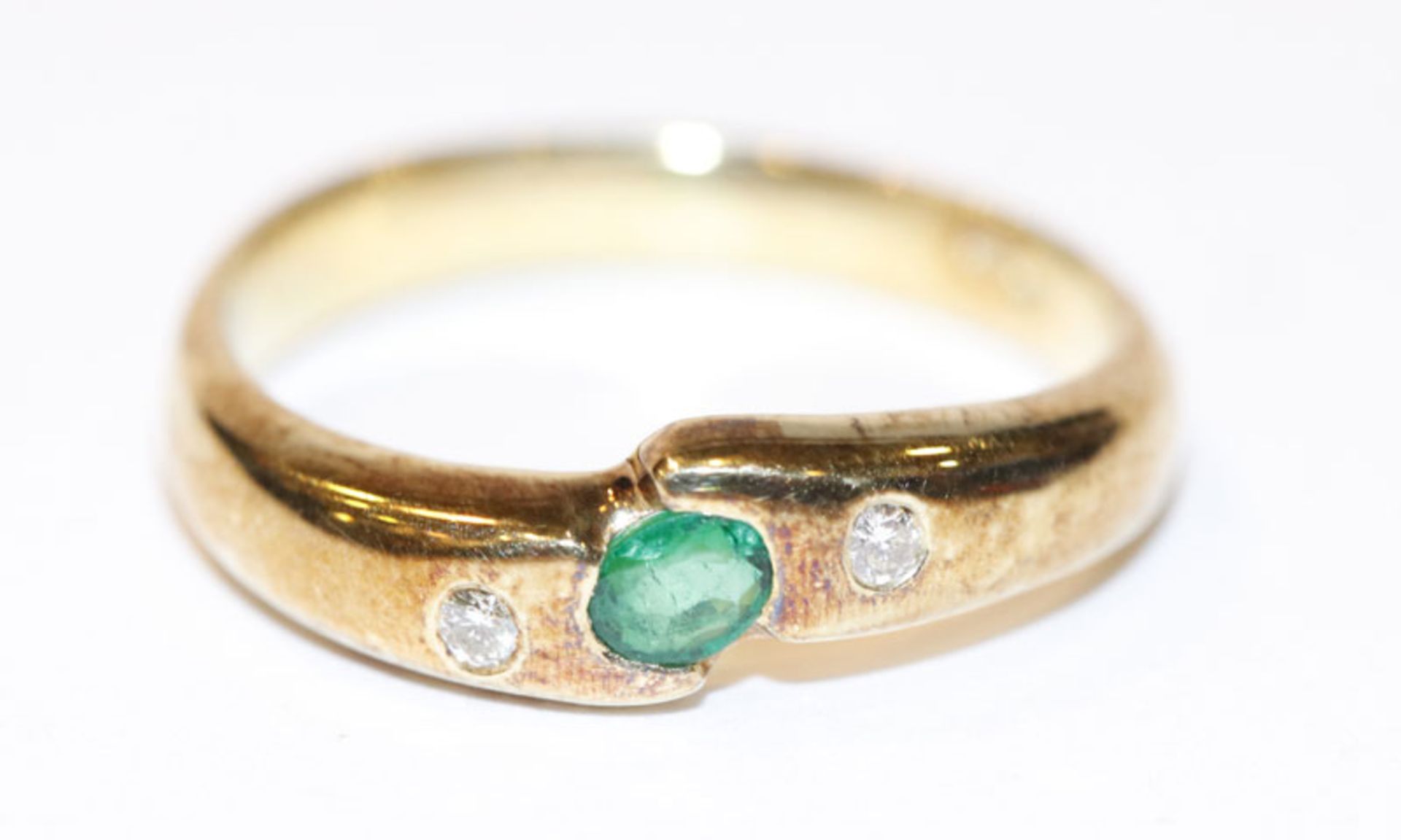 14 k Gelbgold Ring mit Smaragd und 2 Diamanten, Gr. 55