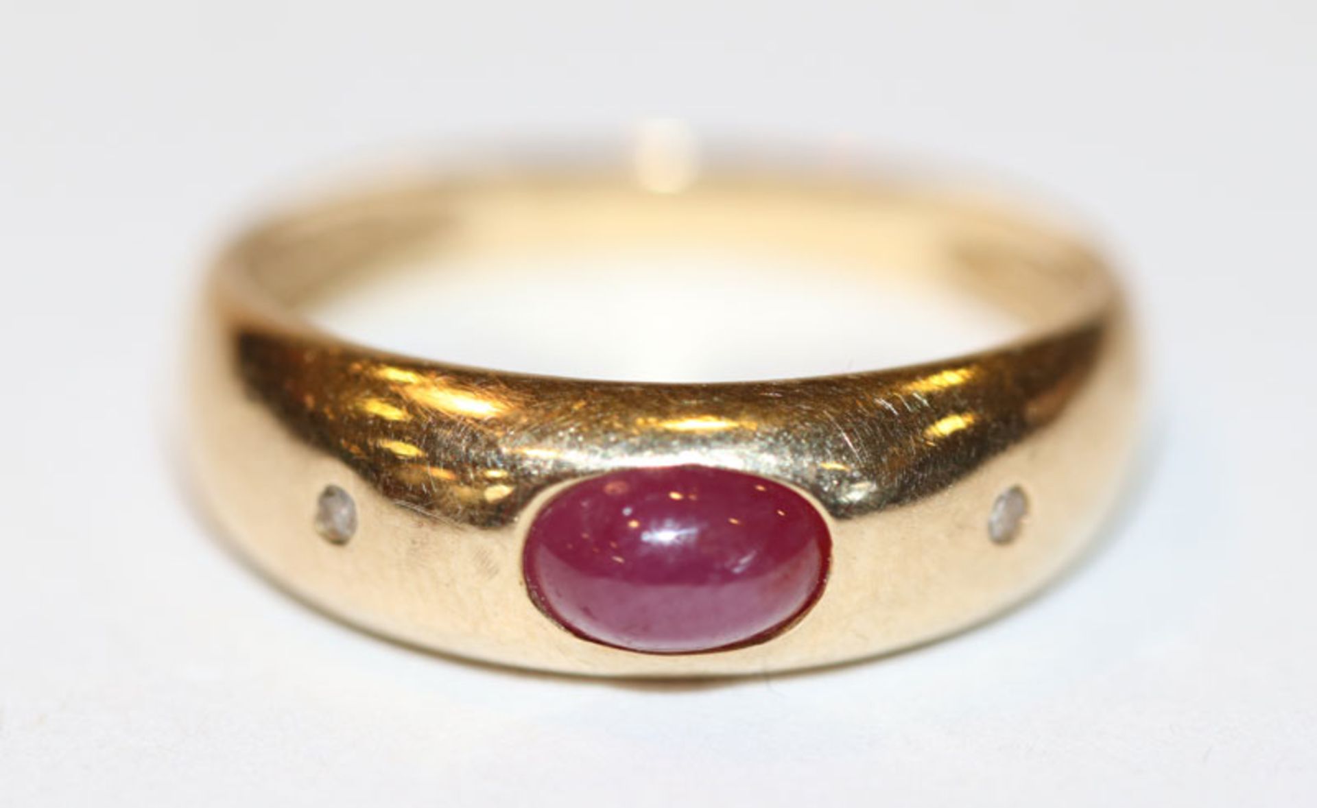 14 k Gelbgold Bandring mit Rubincabochon, Gr. 51