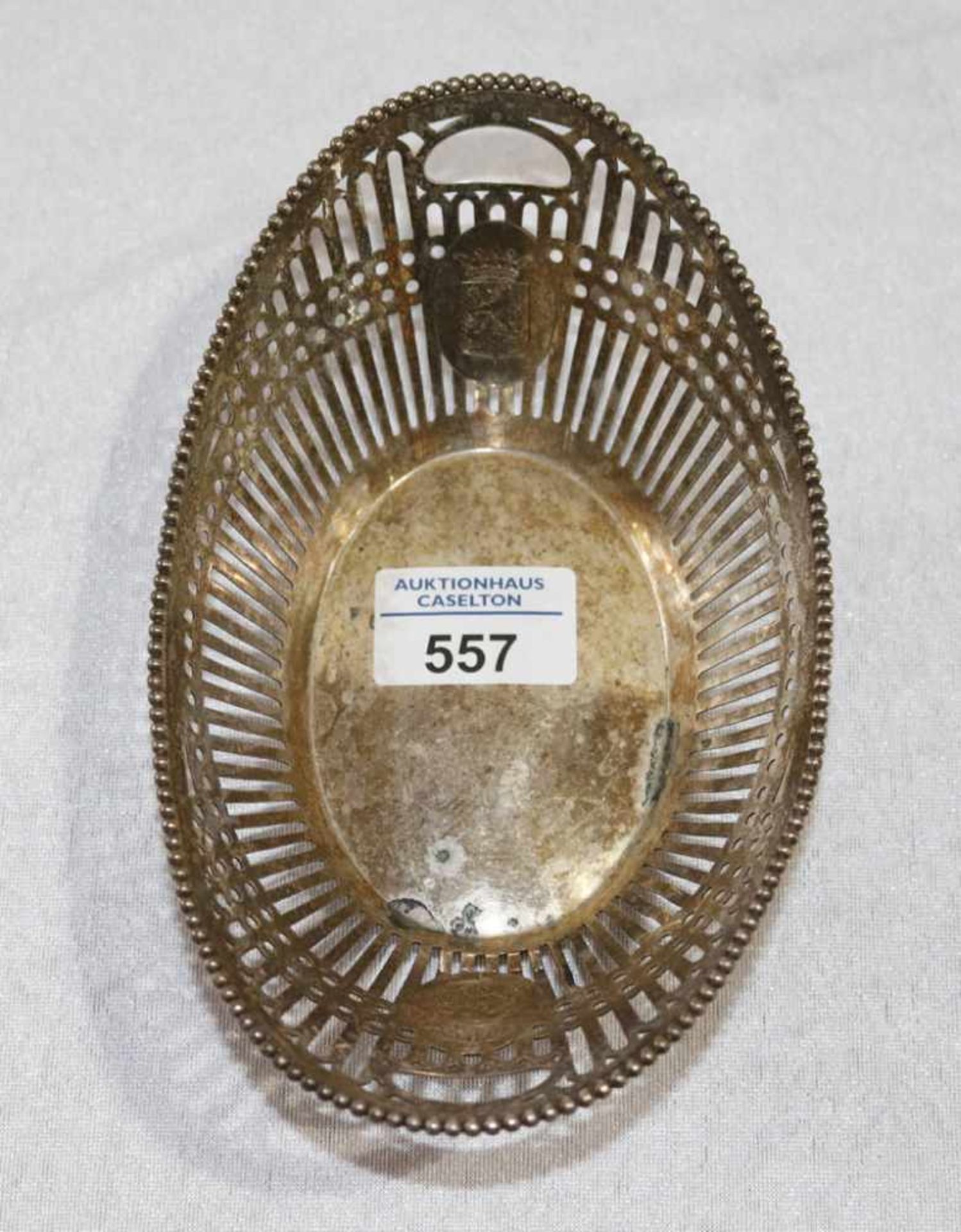Schale mit Durchbruchrand und graviertem, gekröntem Monogramm und Wappen, 165 gr. Silber,