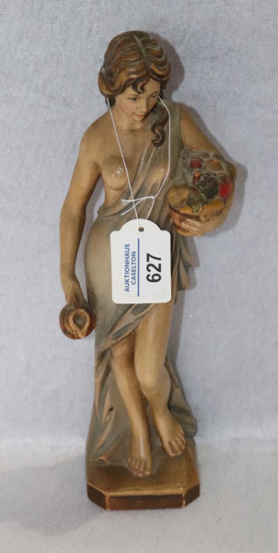 Holz Figurenskulptur 'Frau mit Obstkorb und Kanne', farbig gefaßt, H 29 cm, leicht berieben