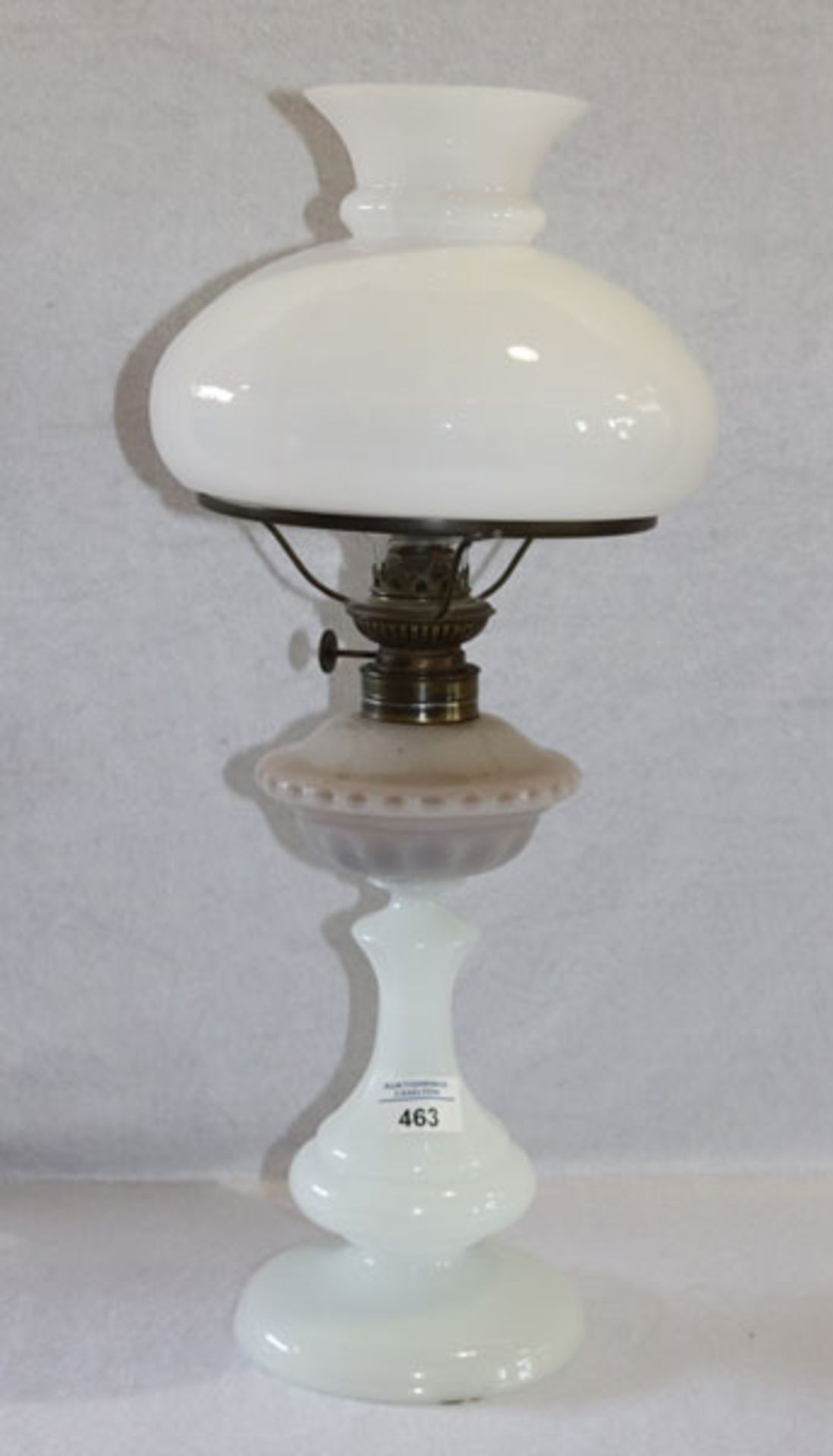 Petroleumlampe aus weißem Milchglas, Glaszylinder beschädigt, um 1900, H 55 cm, D ca. 22 cm,