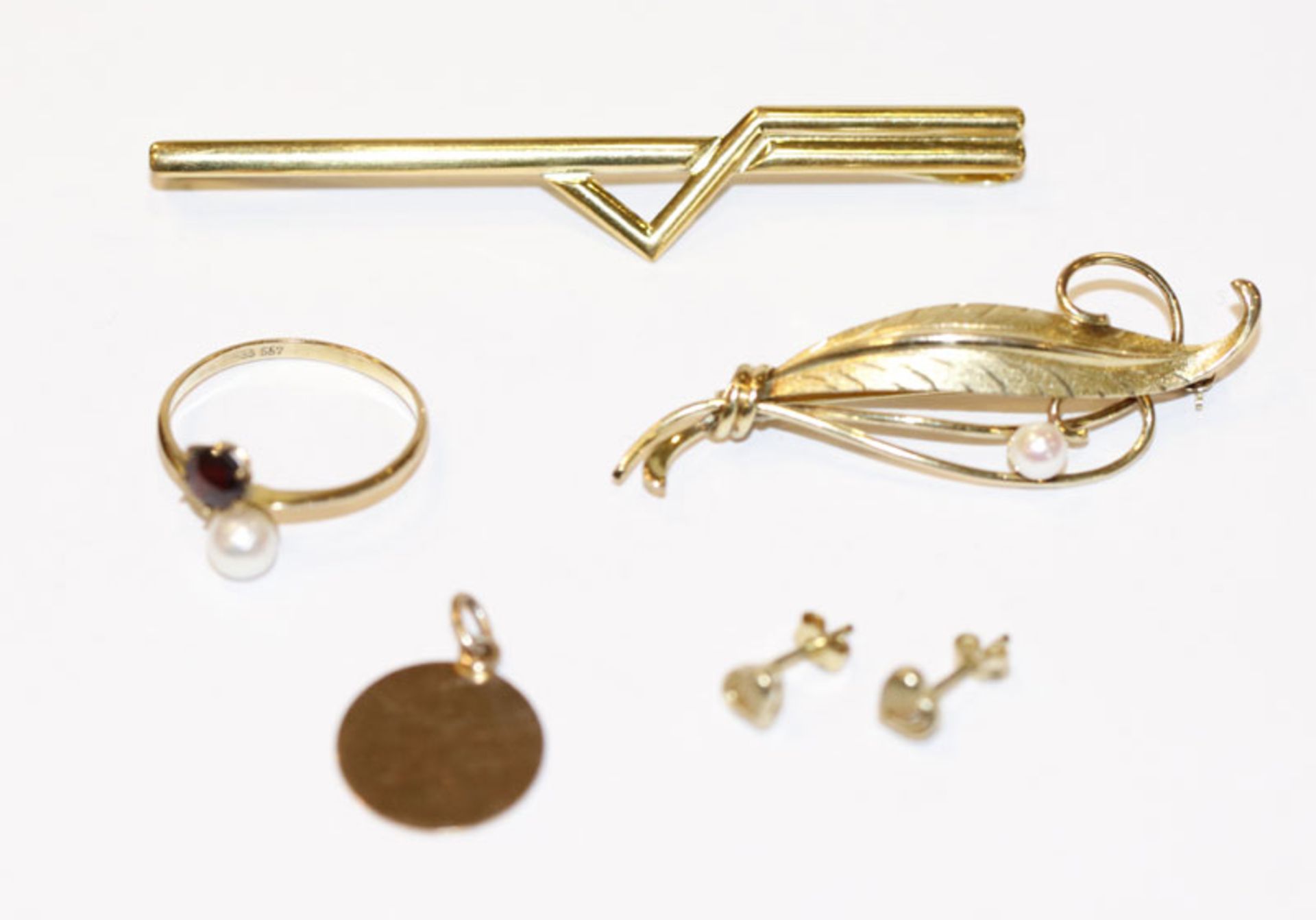 Konvolut von 8 k Gelbgold Schmuck: Brosche mit Perle, Krawattenspange, Ring, Gr. 54, Anhänger und
