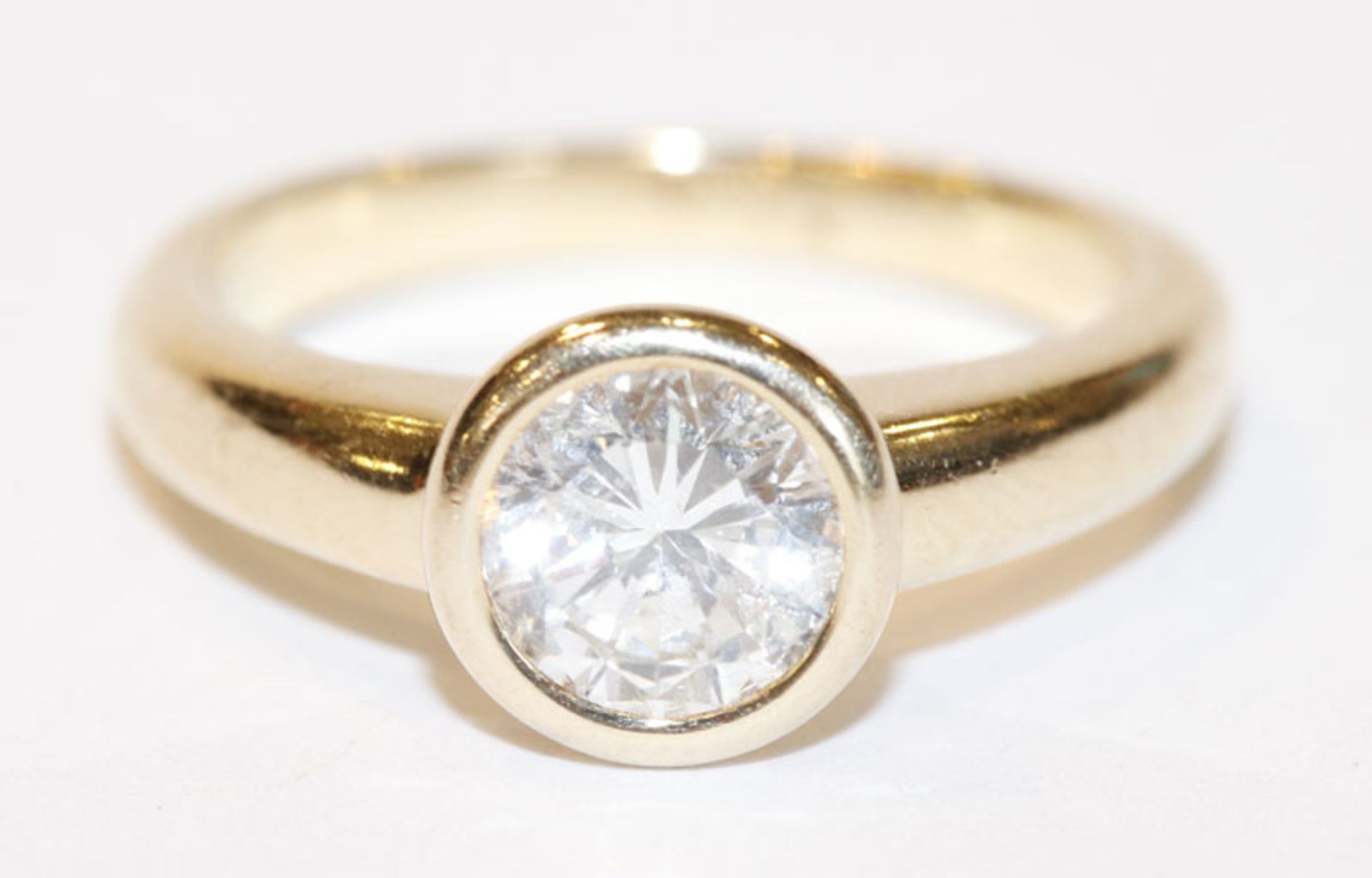 14 k Gelbgold Solitärring mit 1,076 ct. Brillant, Piqué 1 weiß, mit Expertise, Gr. 53