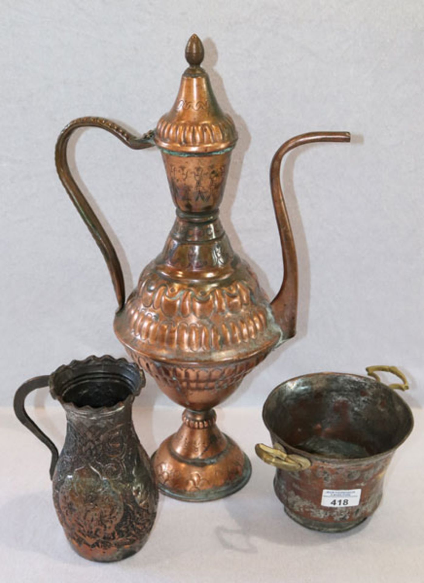 Metall-Konvolut: Henkelkanne, H 47 cm, Vase, H 19 cm, und Blumenübertopf, H 12,5 cm, Alters- und