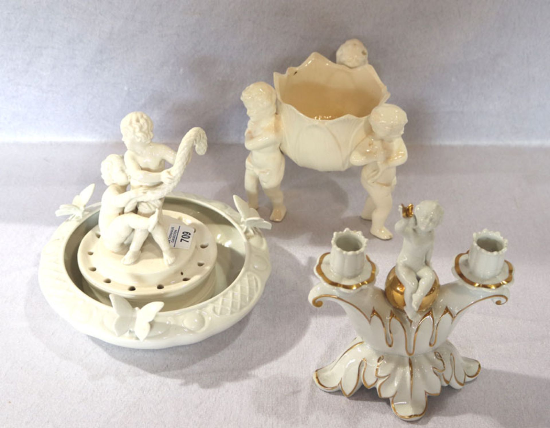 Porzellan-Keramik Konvolut: Ludwigsburg Blumensteckvase mit Puttendekor, H 17 cm, D 13 cm, Schale