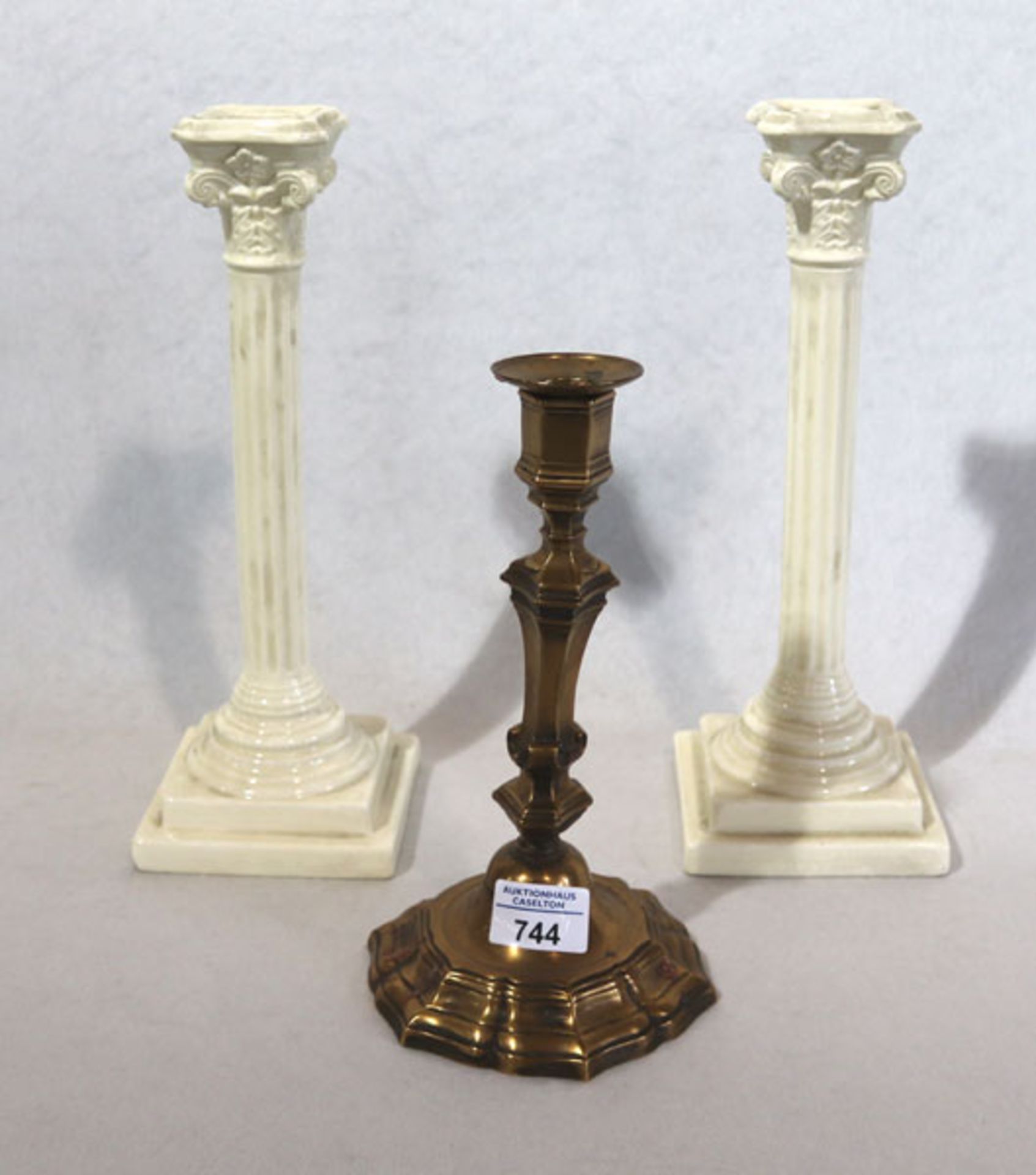 Paar Keramik Kerzenleuchter in Form von korinthischen Säulen, weiß glasiert, H 32 cm, 11 cm x 11 cm,