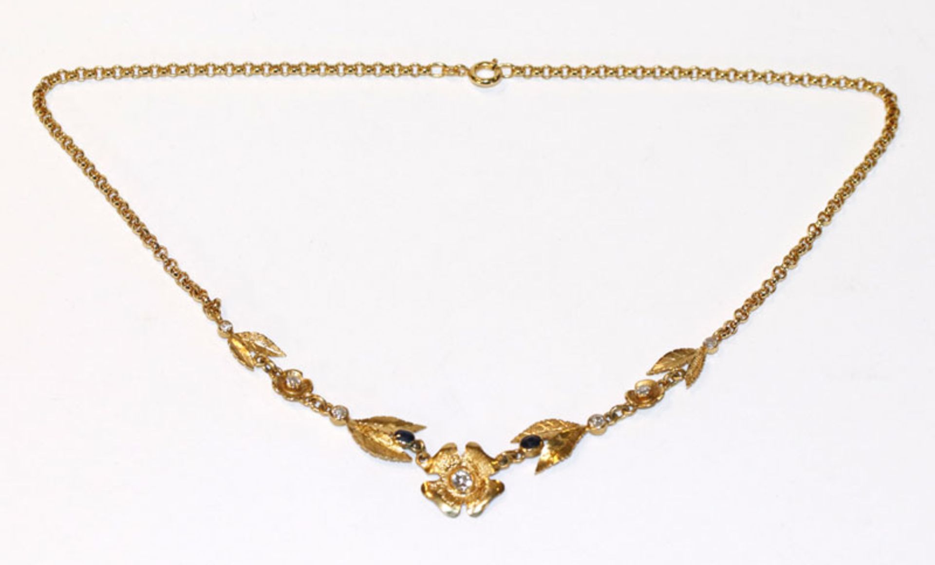 Dekoratives 14 k Gelbgold Collier mit 7 Diamanten und 2 Safiren, plastisches Blattdekor, L 40 cm,
