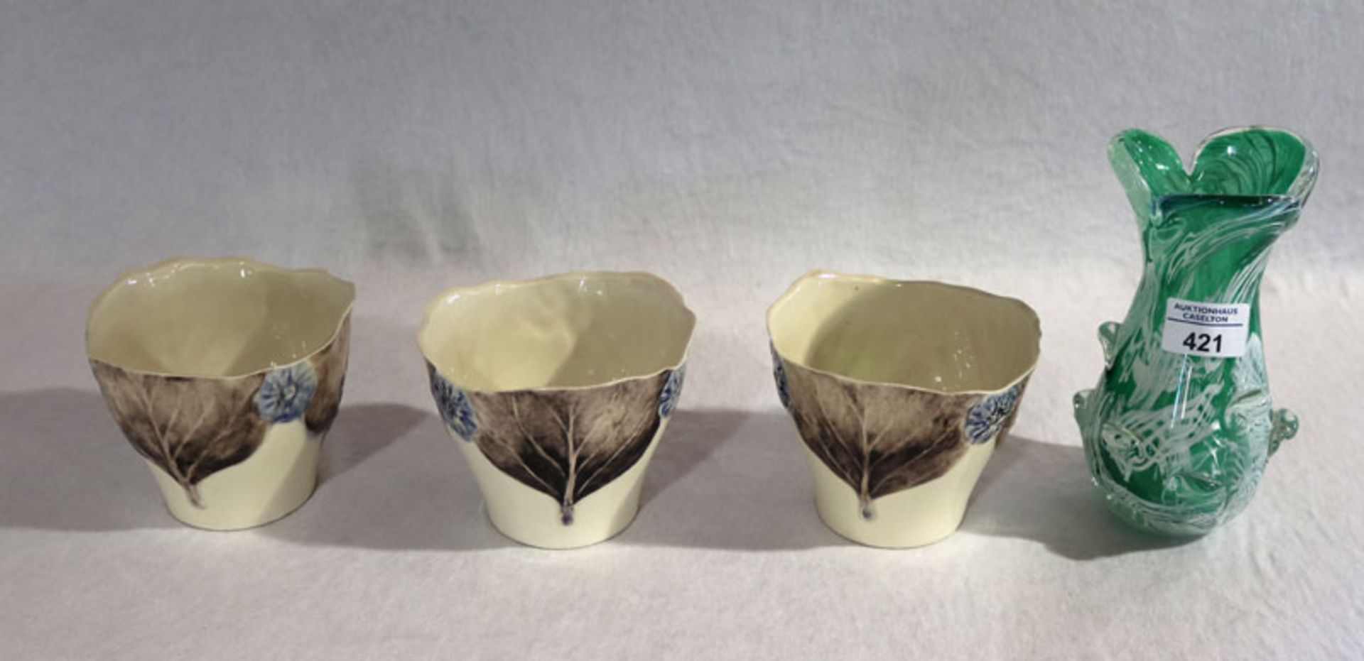 3 Jugendstil Keramik Schalen mit Blattdekor, H 10 cm, D 12 cm, und ausgefallene weiß/grüne Glasvase,