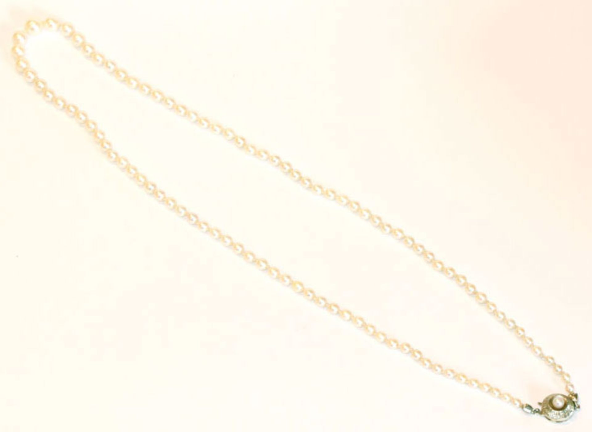 Perlenkette in Verlaufform mit 14 k Weißgoldschließe, L 53 cm