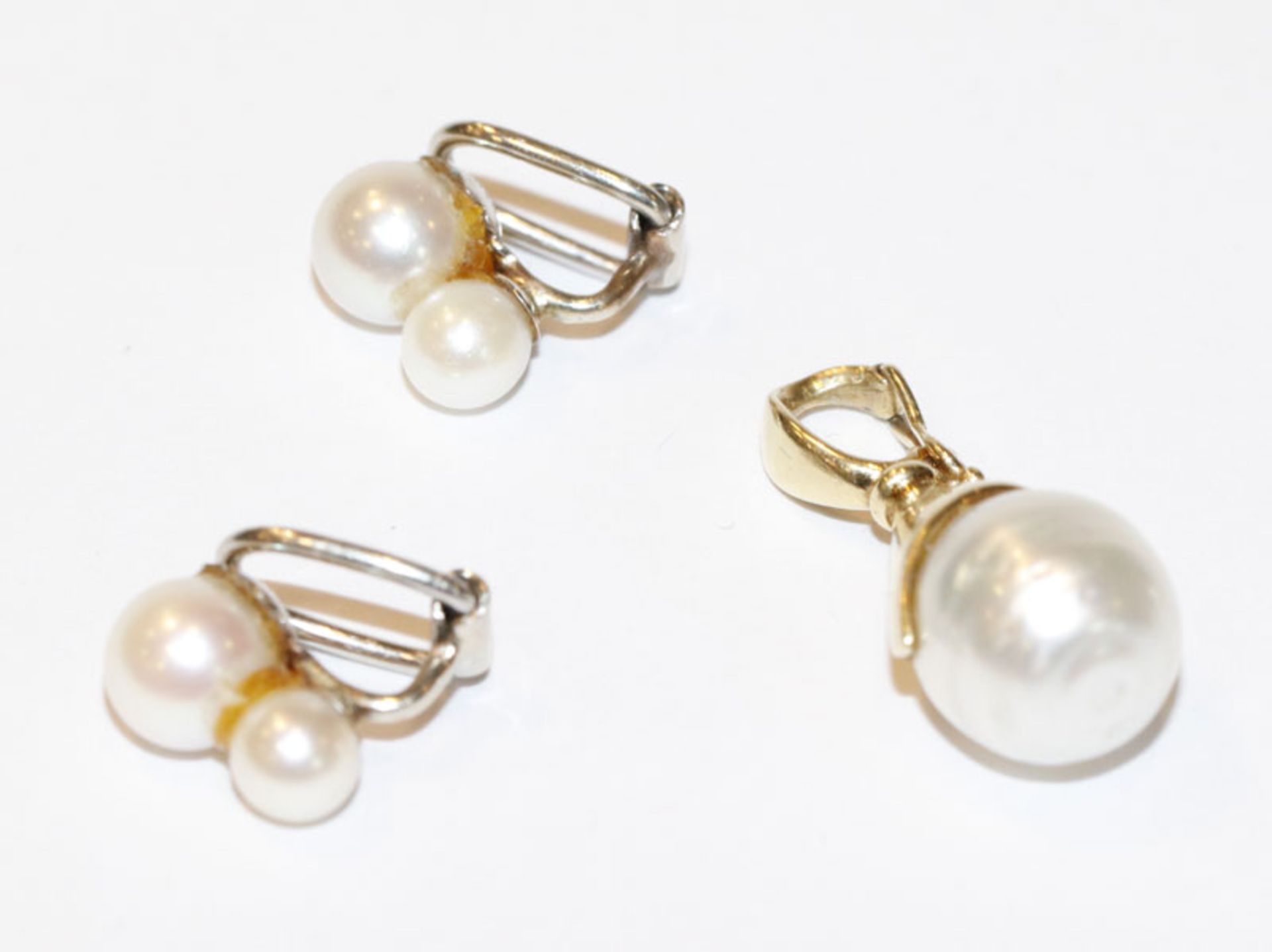 Paar 14 k Weißgold Perlen-Ohrclips und 14 k Gelbgold Perlenclip, L 2,5 cm