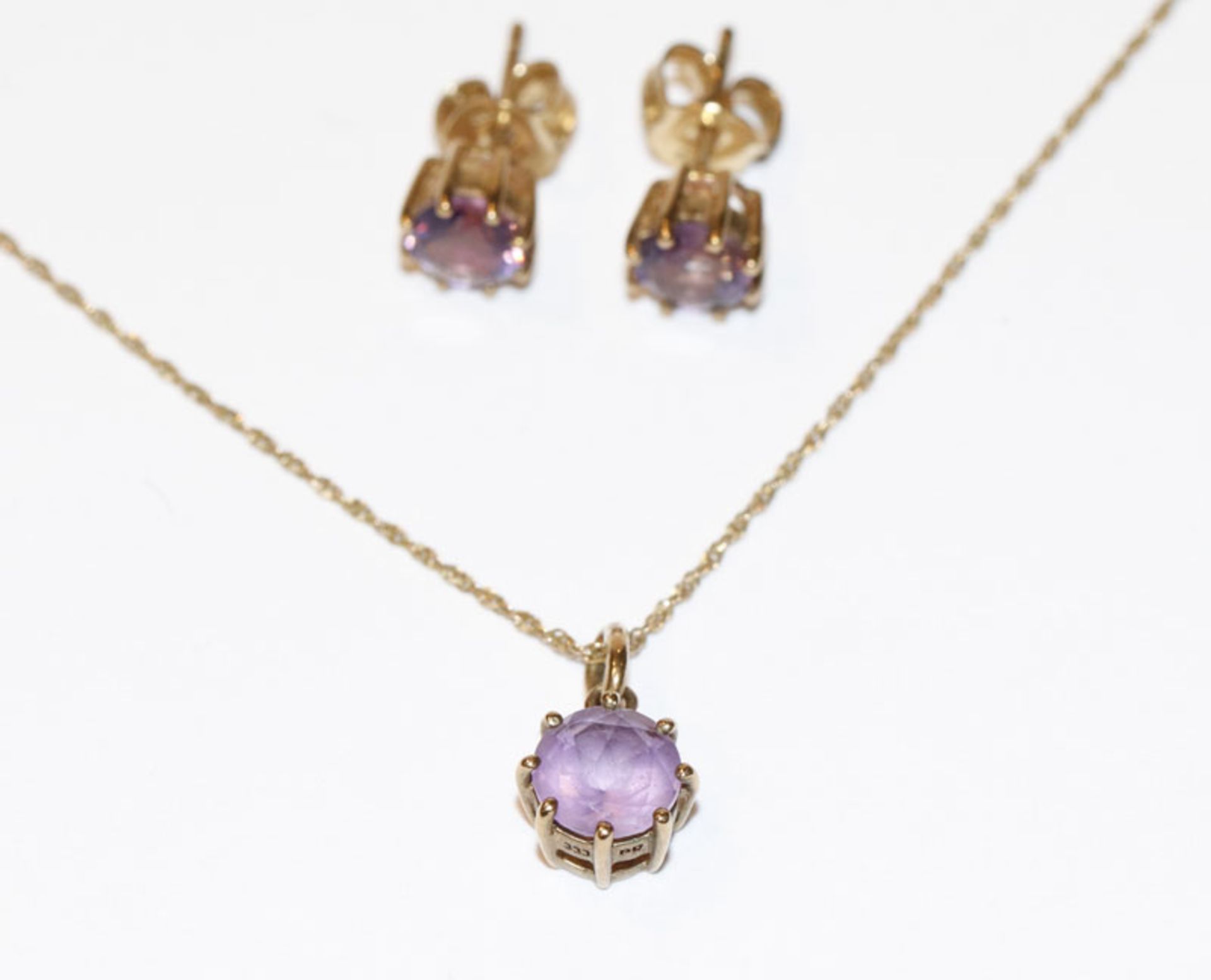 8 k Gelbgold Schmuckset mit Amethysten, Paar Ohrstecker und Anhänger mit Kette, L 46 cm