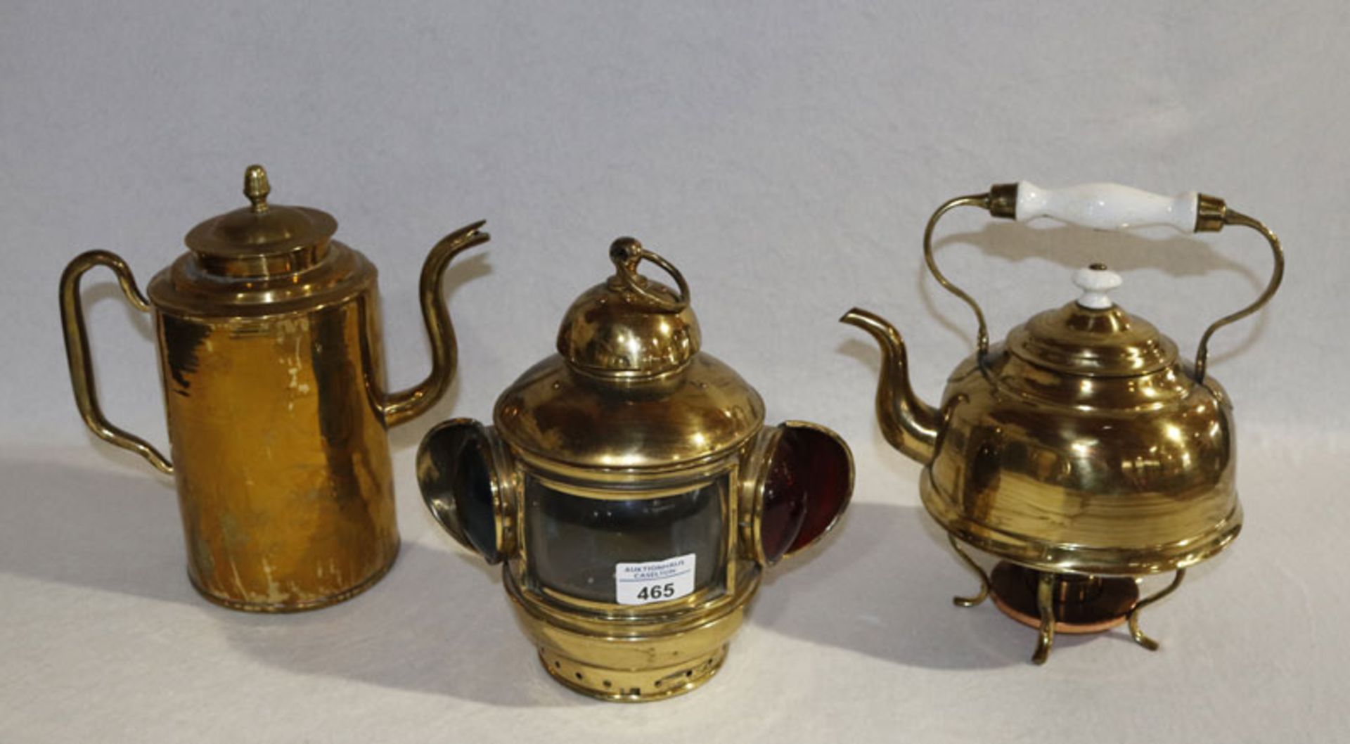 Messing-Konvolut: Kaffeekanne, H 23 cm, Teekanne, H 13 cm, Stövchen, H 7 cm, und Schiffslampe, H