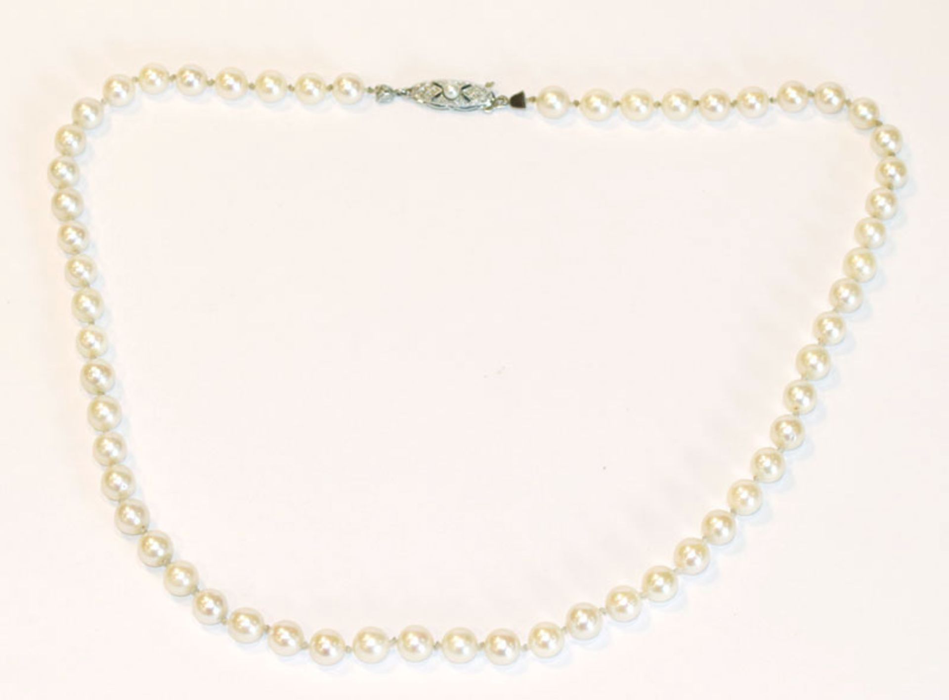 Perlenkette mit 14 k Weißgoldschließe, L 45 cm