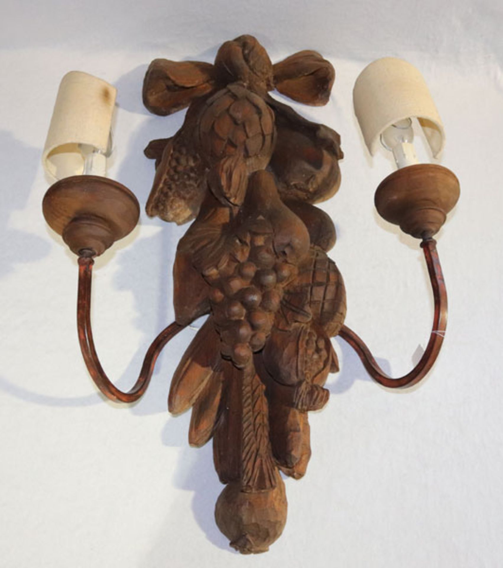 Holz Wandlampe, 2-armig mit beigen Halbschirmchen, Früchtedekor, gebeizt, H 66 cm, B 46 cm,