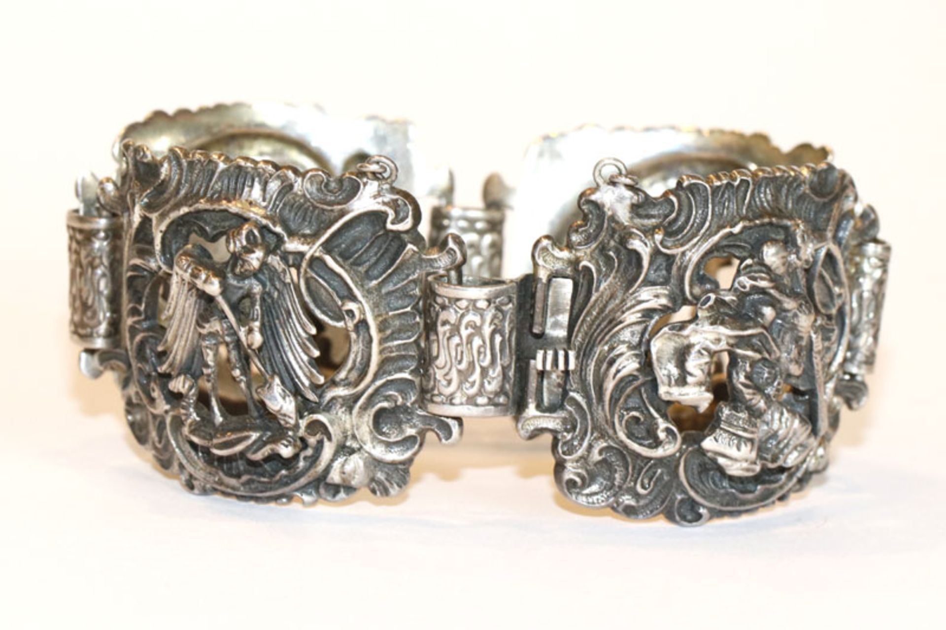 Silber Armband mit reliefierten Dekoren u. a. mit St. Hubertus, St. Georg, Hl. Michael, L 19 cm
