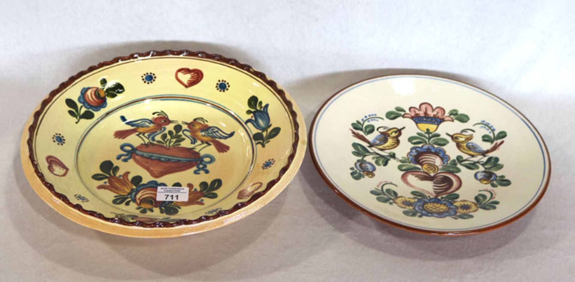 2 Keramik Schalen mit Blumen- und Vogelmalerei, H 8 cm, D 35 cm, bestossen, H 4 cm, D 31 cm,